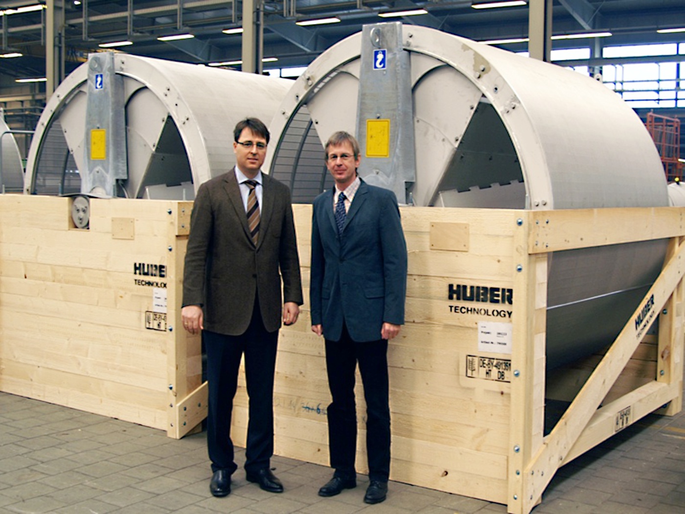 Vorstand Dr. Oliver Rong und Personalleiter Jens Binder vor versandfertigen ROTAMAT® Siebanlagen Ro 2 Vorstand Dr. Oliver Rong und Personalleiter Jens Binder vor versandfertigen ROTAMAT® Siebanlagen Ro 2