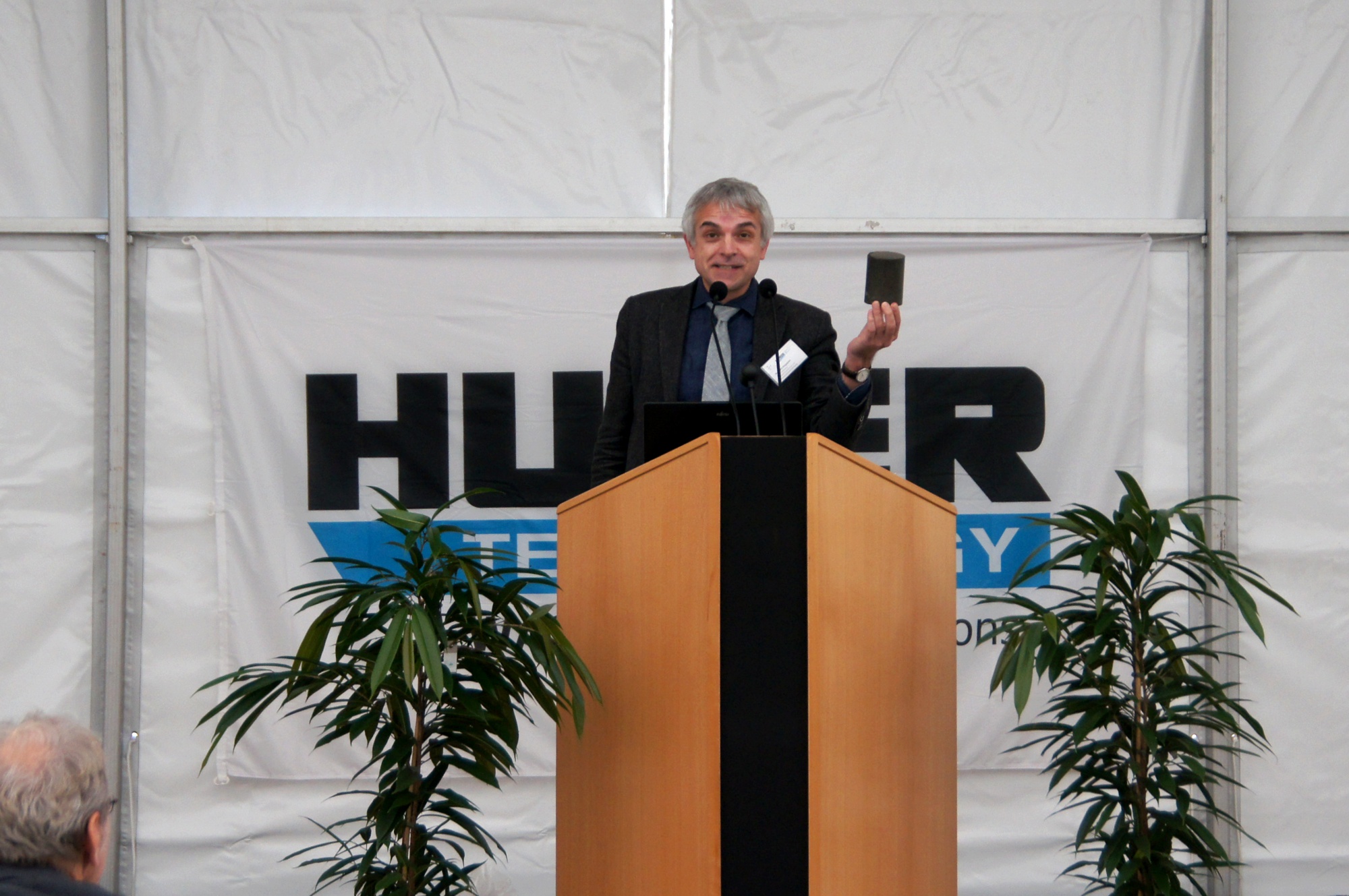 Burghard Hagspiel of Stadtentwässerung Nürnberg presenting a sludge briquette Burghard Hagspiel of Stadtentwässerung Nürnberg presenting a sludge briquette