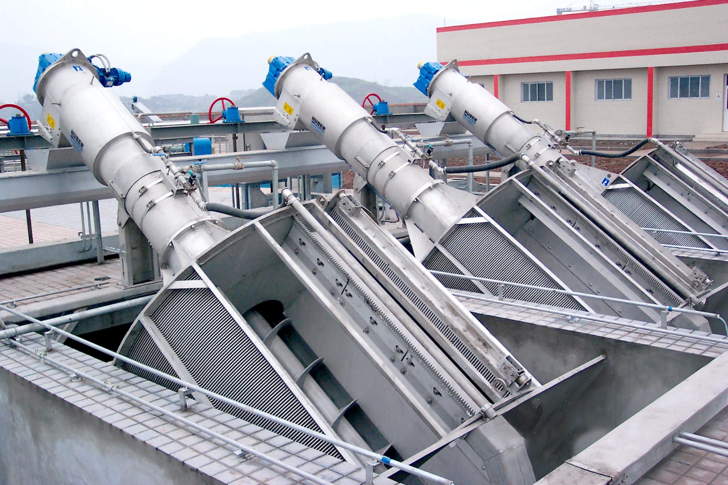 Several parallel HUBER Fine Screen ROTAMAT® Ro1 units installed in the channel Several parallel HUBER Fine Screen ROTAMAT® Ro1 units installed in the channel