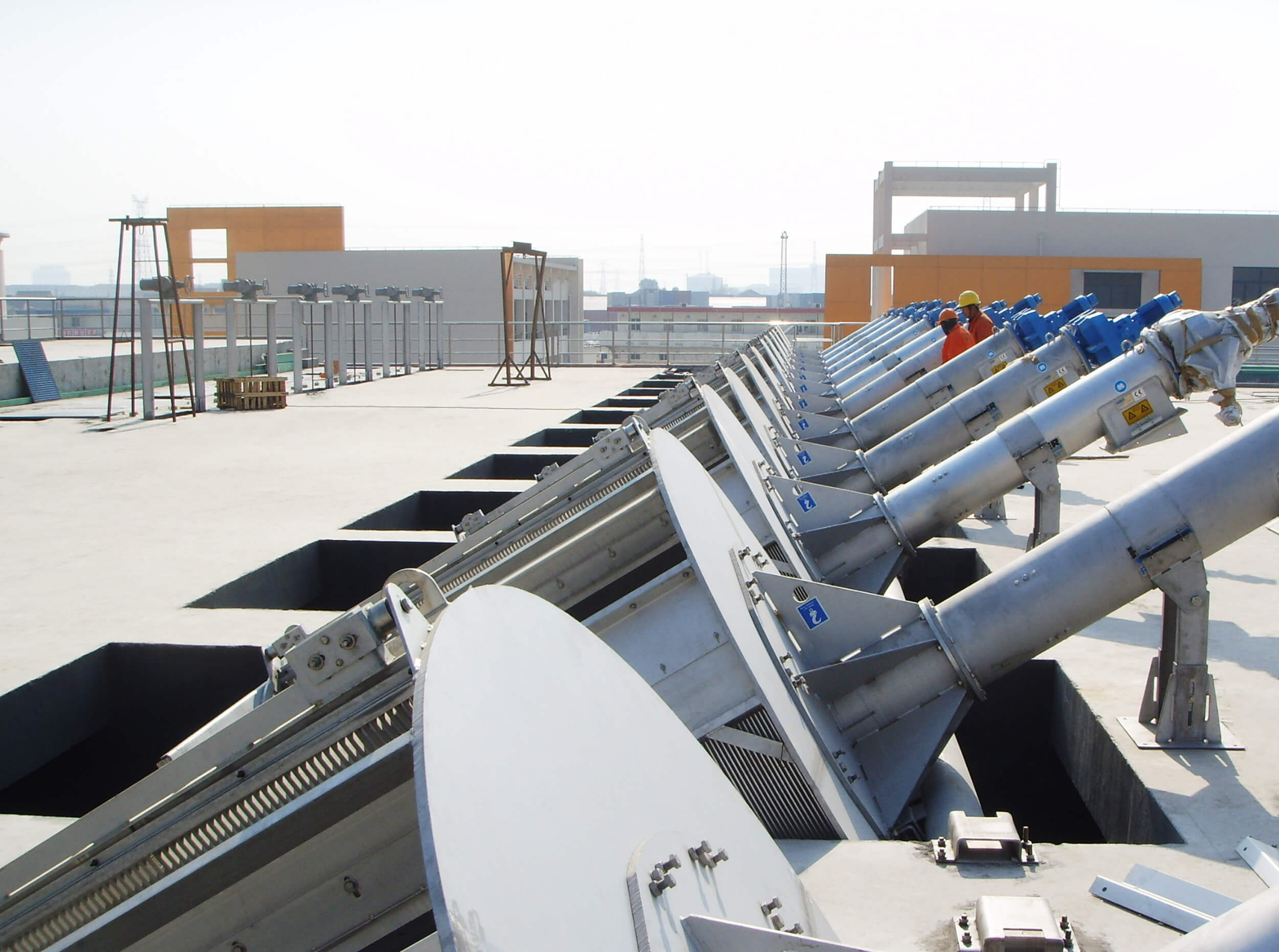 Parallel installation of several HUBER Fine Screens ROTAMAT® Ro1 in the channel Parallel installation of several HUBER Fine Screens ROTAMAT® Ro1 in the channel