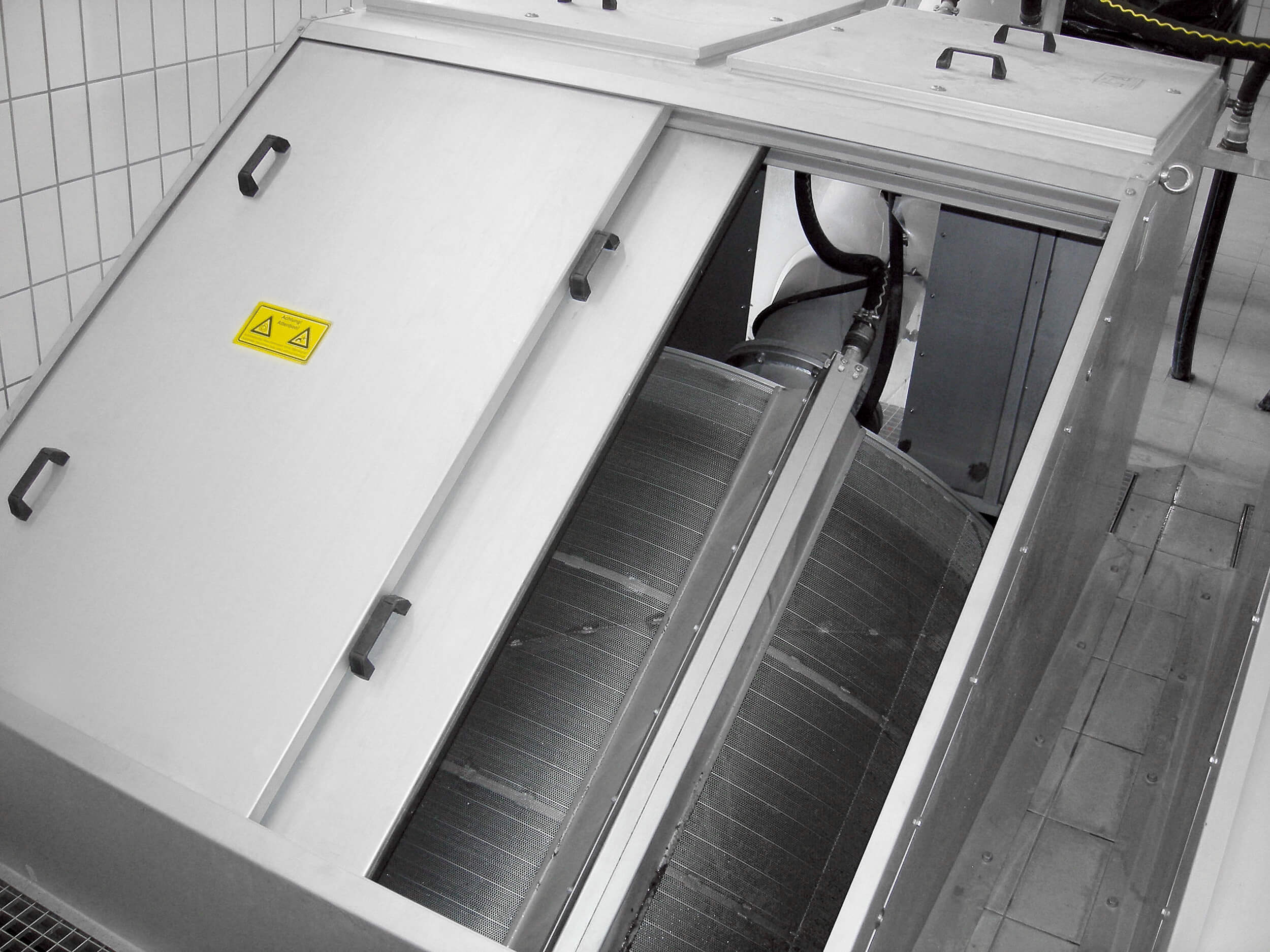 A scraper brush and a spray nozzle bar support the screenings removal from the drum Screenings removal at the HUBER Rotary Drum Fine Screen ROTAMAT® Ro2from the drum is supported by a scraper brush and a  spray nozzle bar.