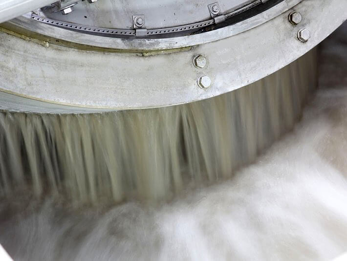 Waste water flows through the screen basket from the inside to the outside Waste water flows through the screen basket from the inside to the outside