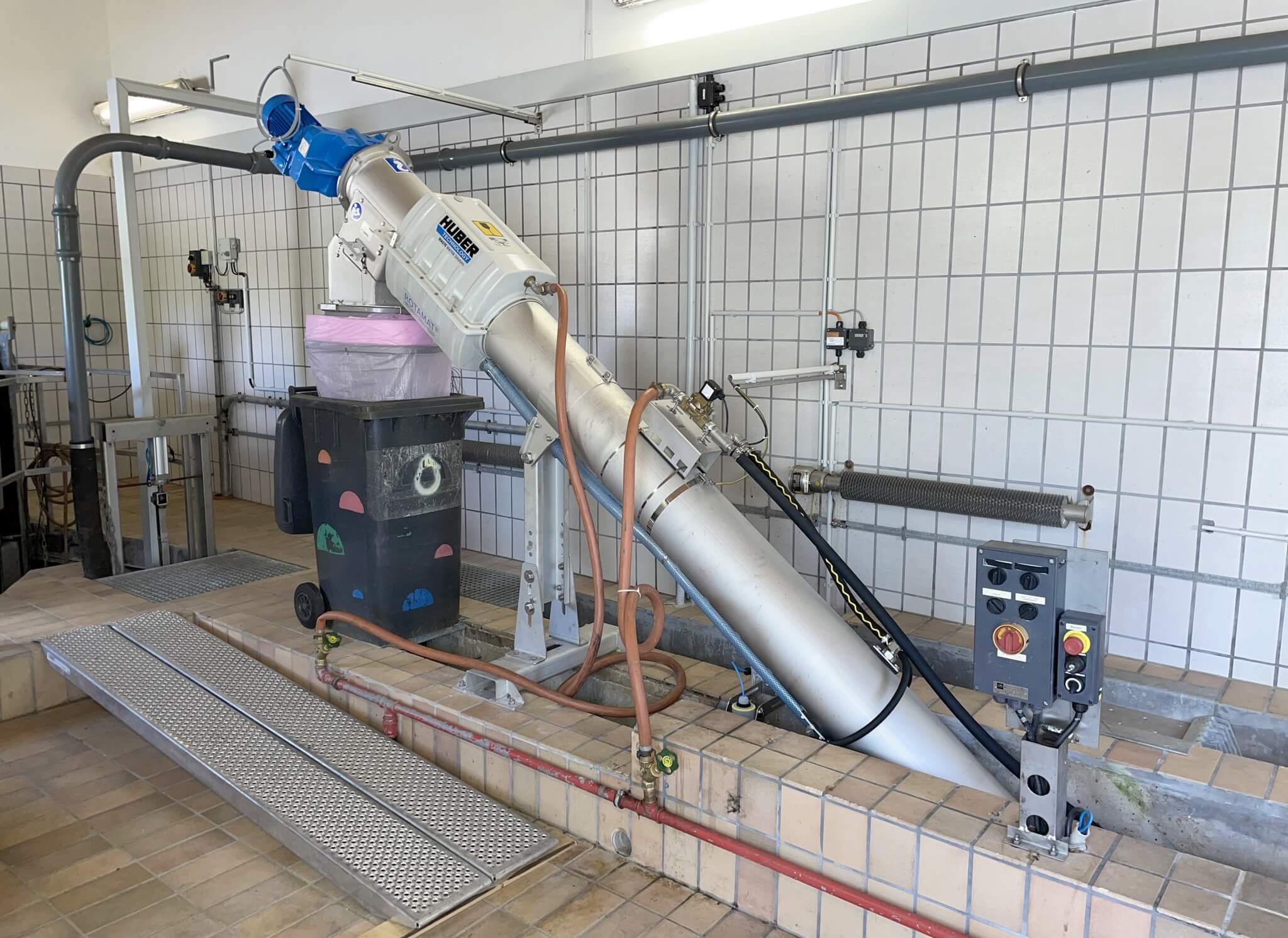 Typical channel installation of a HUBER Micro Strainer ROTAMAT® Ro9 Typical channel installation of a HUBER Micro Strainer ROTAMAT® Ro9