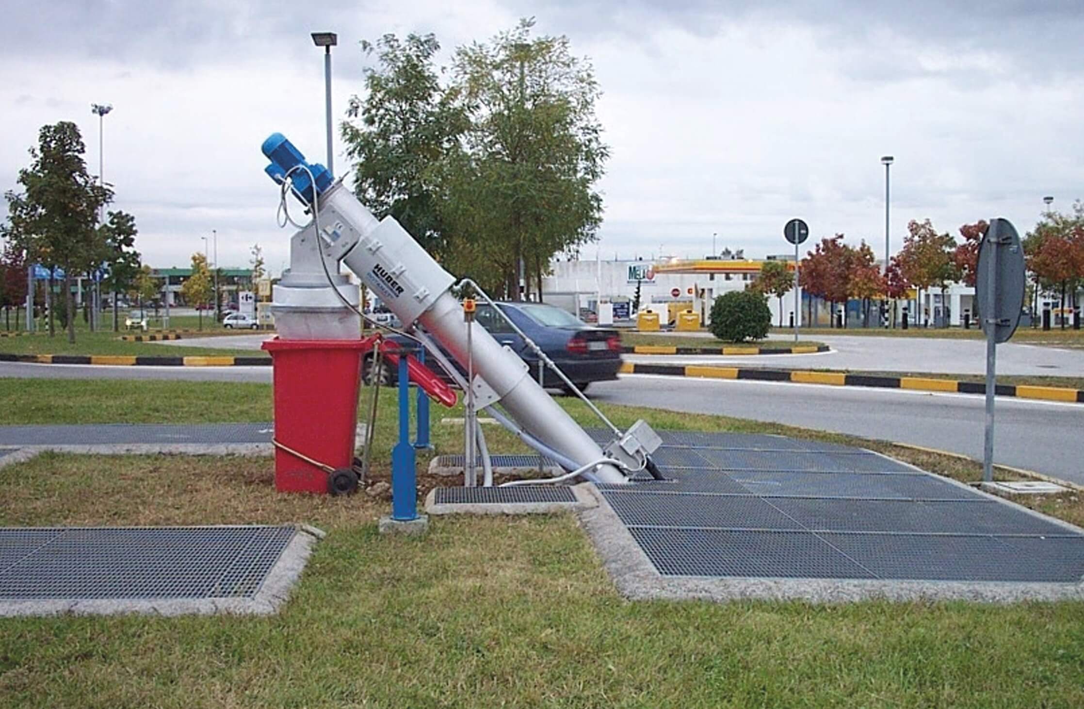 HUBER Micro Strainer ROTAMAT® Ro9 installed in the middle of a roundabout HUBER Micro Strainer ROTAMAT® Ro9 installed in the middle of a roundabout