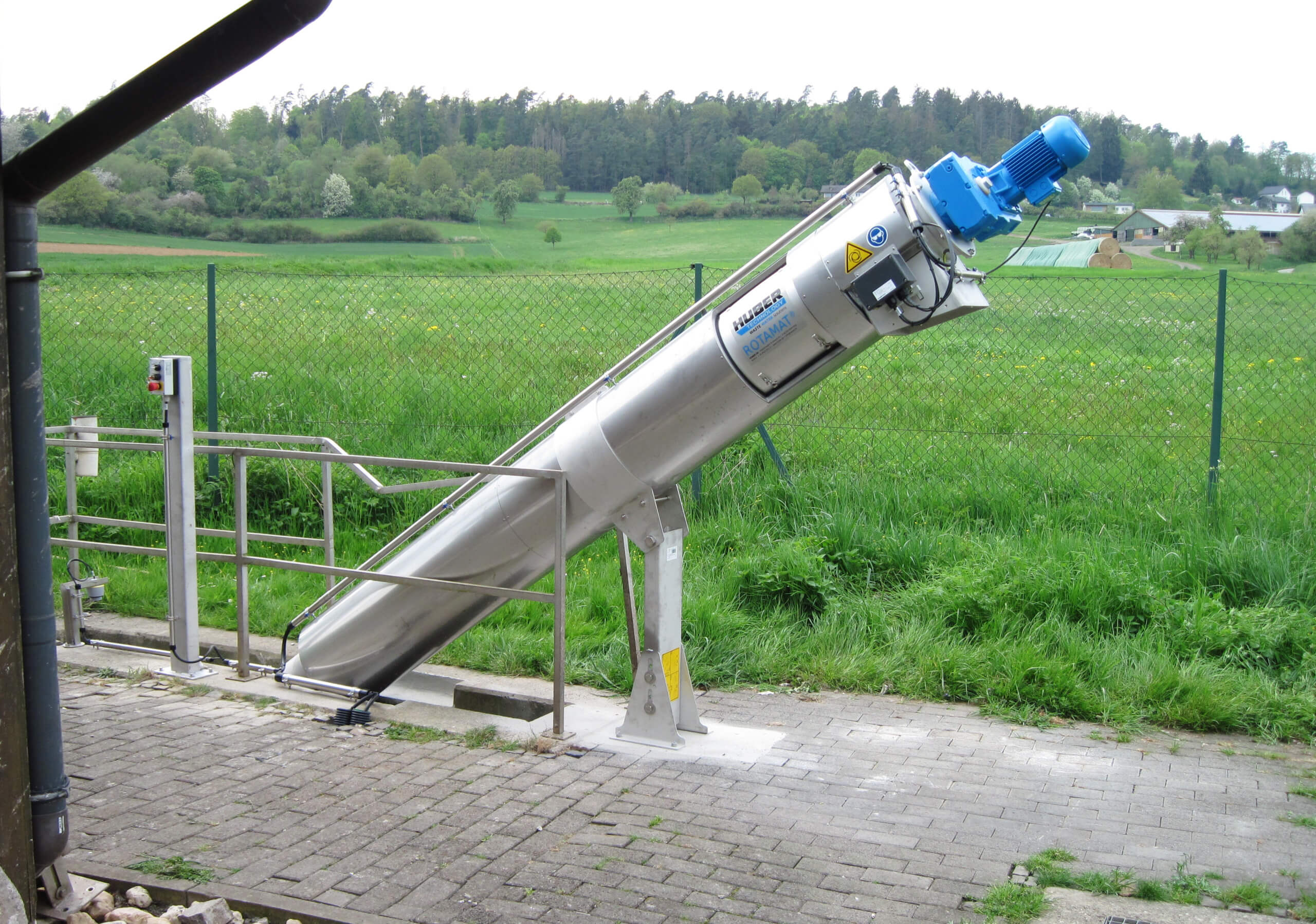 Outdoor installation of a HUBER Micro Strainer ROTAMAT® Ro9 with insulating jacket Outdoor installation of a HUBER Micro Strainer ROTAMAT® Ro9 with insulating jacket