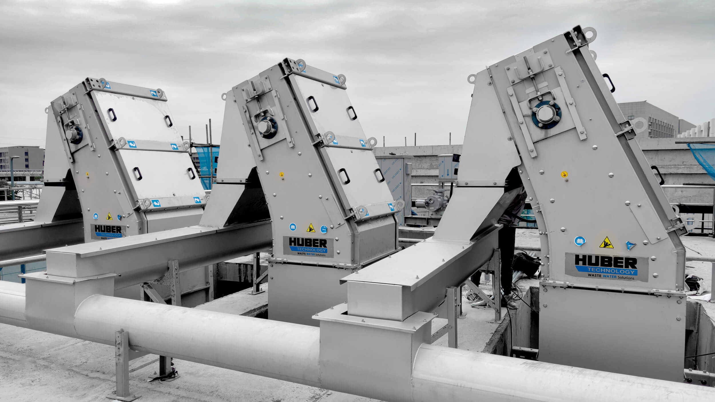 HUBER Multi-Rake Bar Screen RakeMax® CF: Due to its vertical installation, the screen requires very little space - ideal for confined spaces, deep channels and pumping stations HUBER Multi-Rake Bar Screen RakeMax® CF: Due to its vertical installation, the screen requires very little space - ideal for confined spaces, deep channels and pumping stations