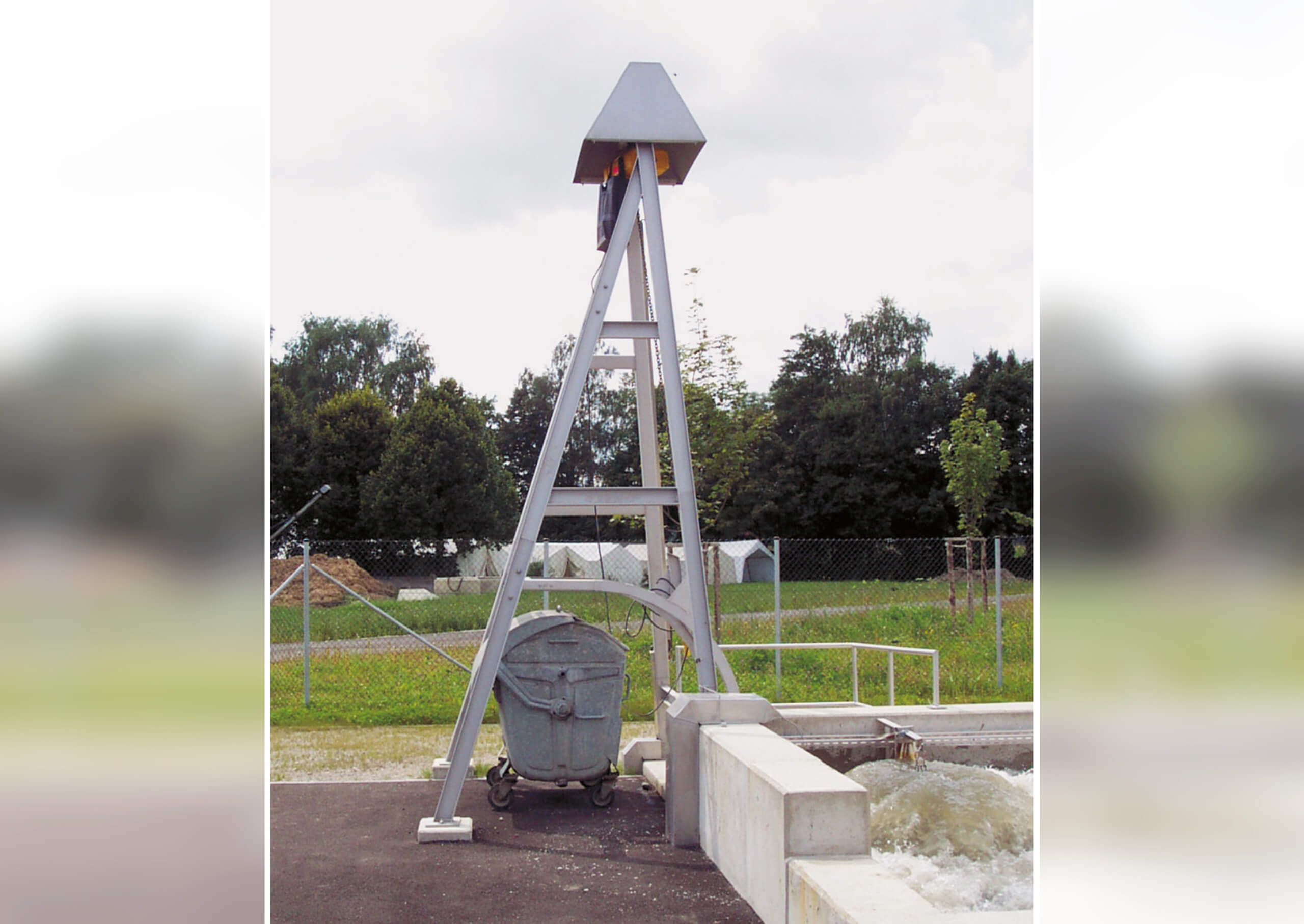 On the HUBER Basket Screen CageLift, the electric lifting mechanism is mounted above the channel or pump shaft, so that the screenings can be discharged directly into a container On the HUBER Basket Screen CageLift, the electric lifting mechanism is mounted above the channel or pump shaft, so that the screenings can be discharged directly into a container