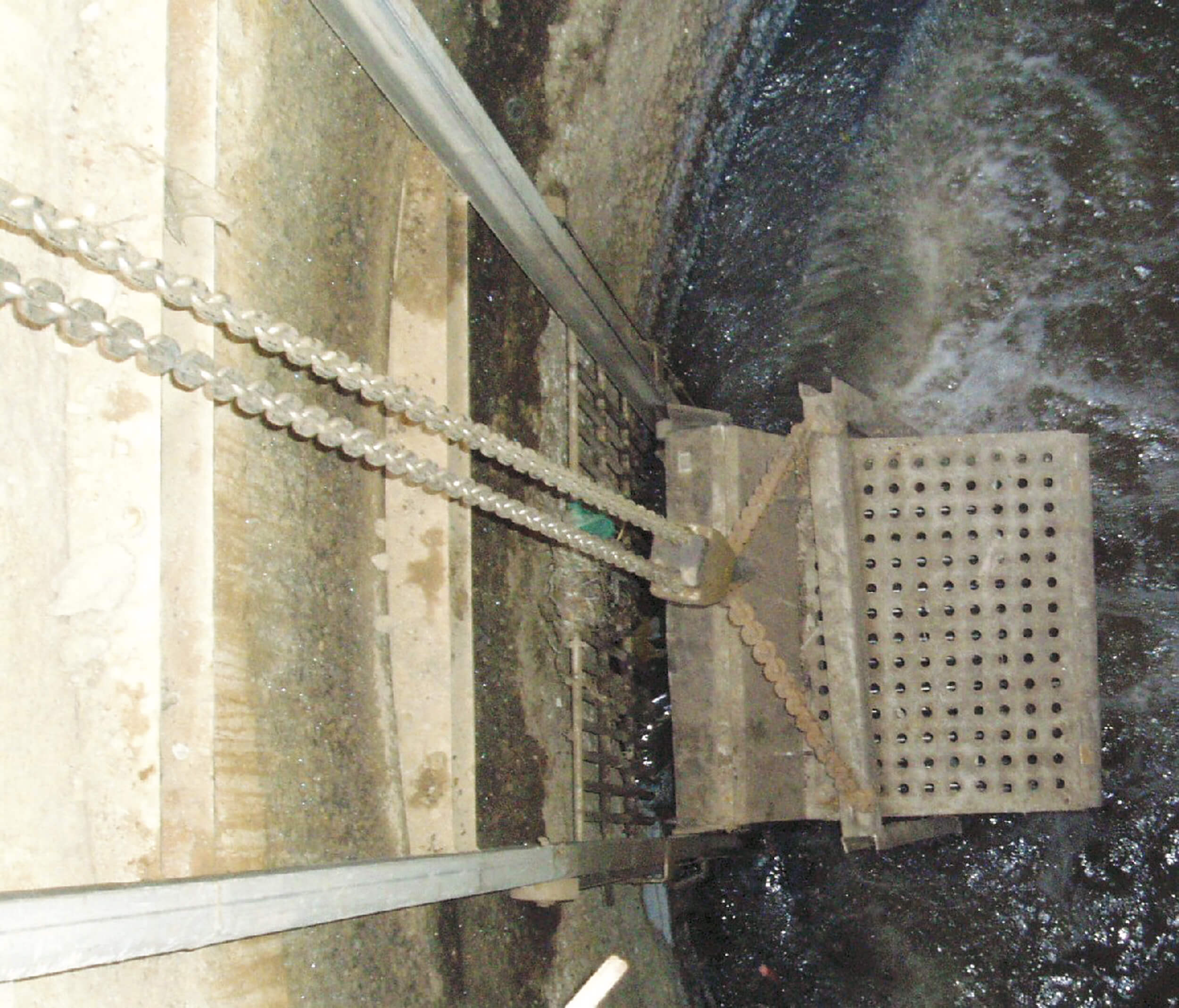 Reliable and safe guidance of the screen basket by means of guide rails arranged on both sides Reliable and safe guidance of the screen basket by means of guide rails arranged on both sides