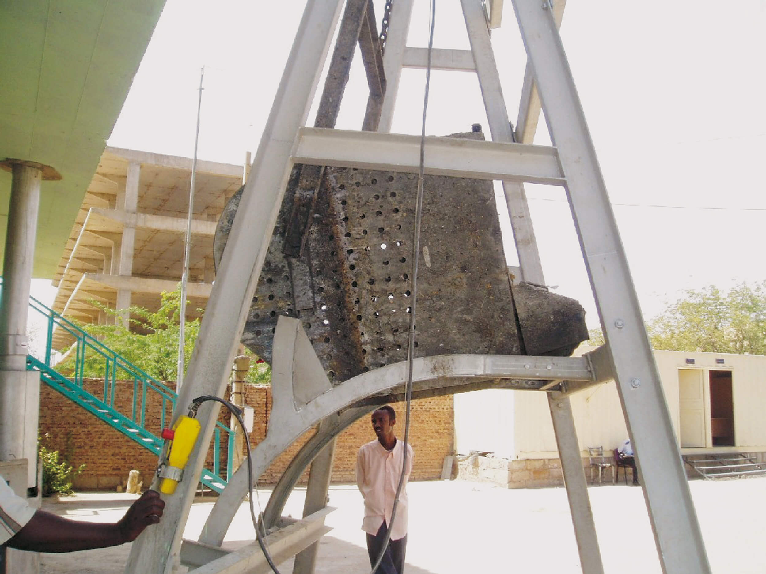 The guide rails of the HUBER CageLift are curved in the upper discharge area, so that the filled screen basket can be moved directly over a container and emptied semi-automatically The guide rails of the HUBER CageLift are curved in the upper discharge area, so that the filled screen basket can be moved directly over a container and emptied semi-automatically