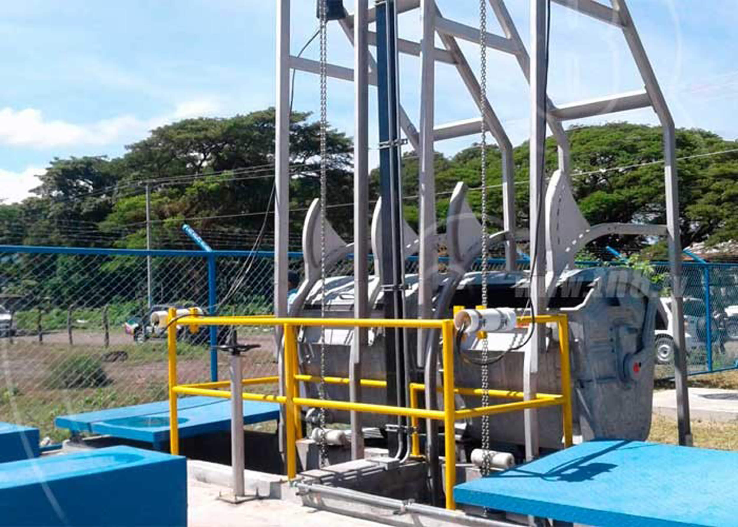 Two parallel Basket Screens HUBER CageLift installed directly in a pumping station to save space.