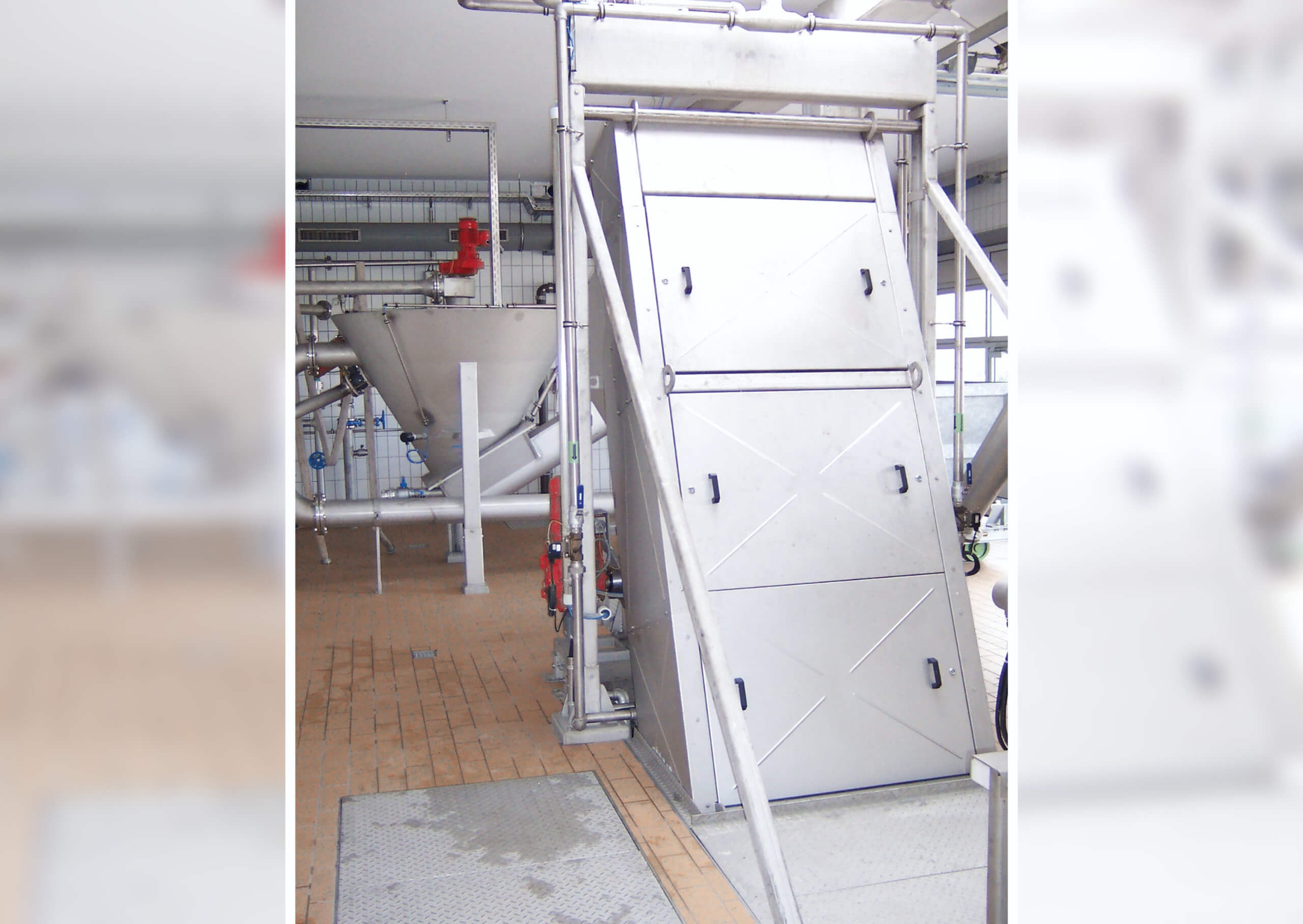 HUBER Stufenrechen STEP SCREEN® SSV im Gerinne ausschwenkbar ohne Demontage der nachgeschalteten HUBER Rechengutwaschpresse HUBER Stufenrechen STEP SCREEN® SSV im Gerinne ausschwenkbar ohne Demontage der nachgeschalteten HUBER Rechengutwaschpresse