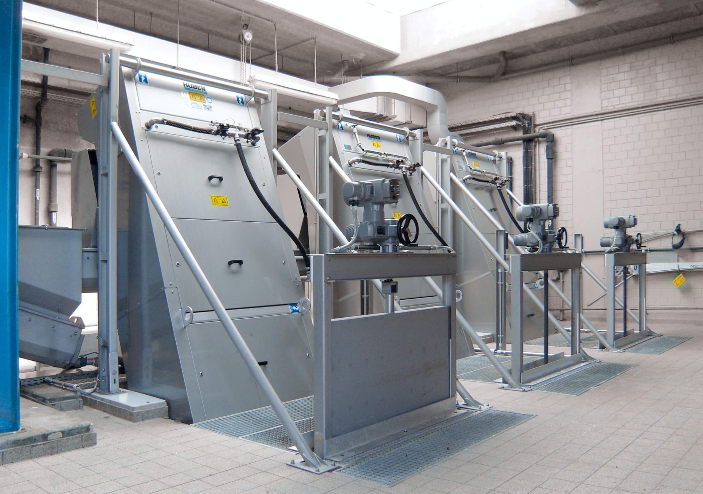 HUBER Stufenrechen STEP SCREEN® SSV: Länge 4300 mm, Spaltweite 3 mm, aus Edelstahl gefertigt und im Vollbad gebeizt für einen optimalen Korrosionsschutz HUBER Stufenrechen STEP SCREEN® SSV: Länge 4300 mm, Spaltweite 3 mm, aus Edelstahl gefertigt und im Vollbad gebeizt für einen optimalen Korrosionsschutz