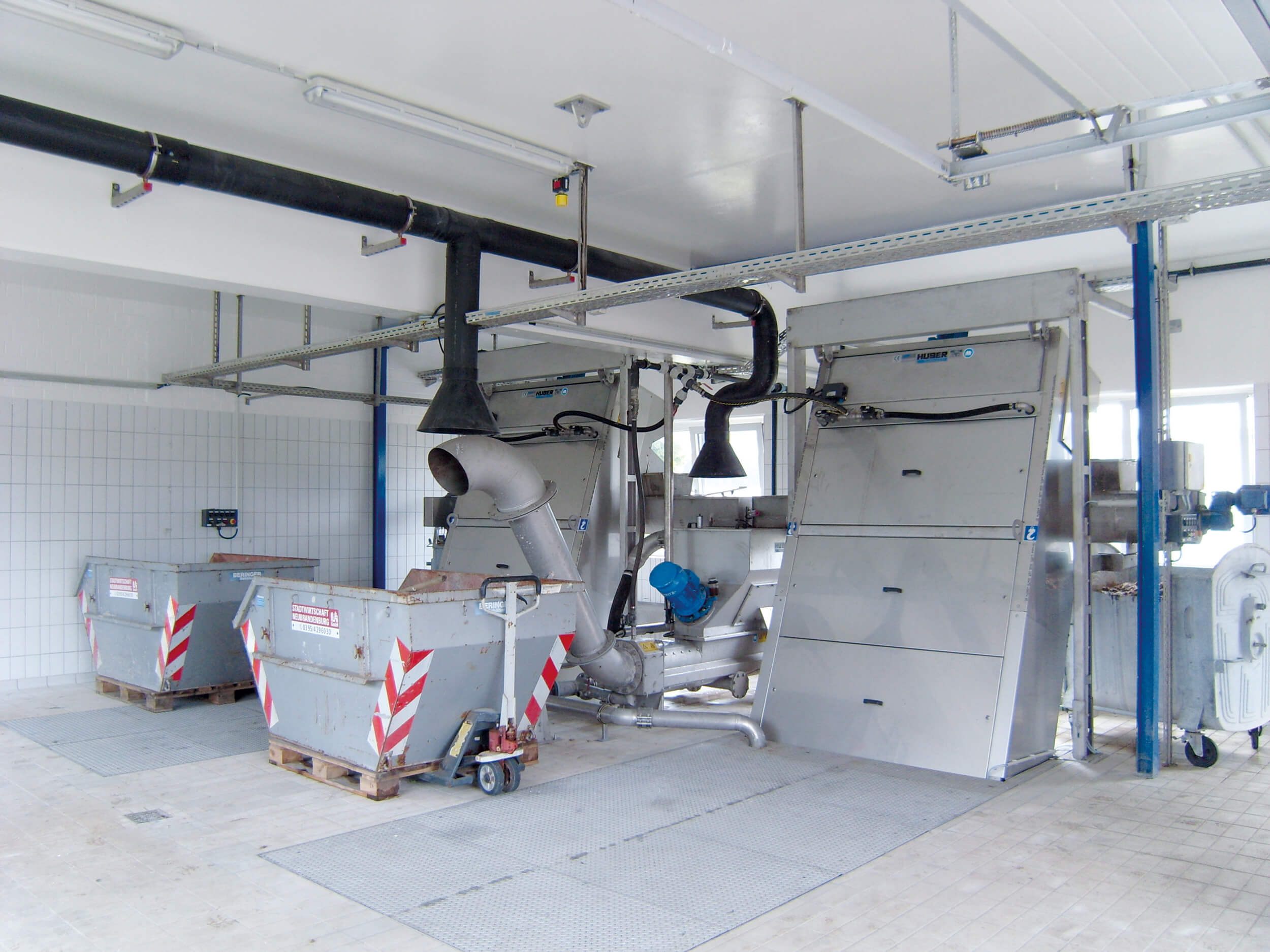 Zwei HUBER Stufenrechen STEP SCREEN® SSV, Länge 4300, Breite 1676, Spaltweite 6 mm, in Kombination mit der HUBER Rechengutwaschpresse WAP® der Baureihe SL für eine intensive Rechengutauswaschung in komplett geruchsgekapselter Ausführung Zwei HUBER Stufenrechen STEP SCREEN® SSV, Länge 4300, Breite 1676, Spaltweite 6 mm, in Kombination mit der HUBER Rechengutwaschpresse WAP® der Baureihe SL für eine intensive Rechengutauswaschung in komplett geruchsgekapselter Ausführung