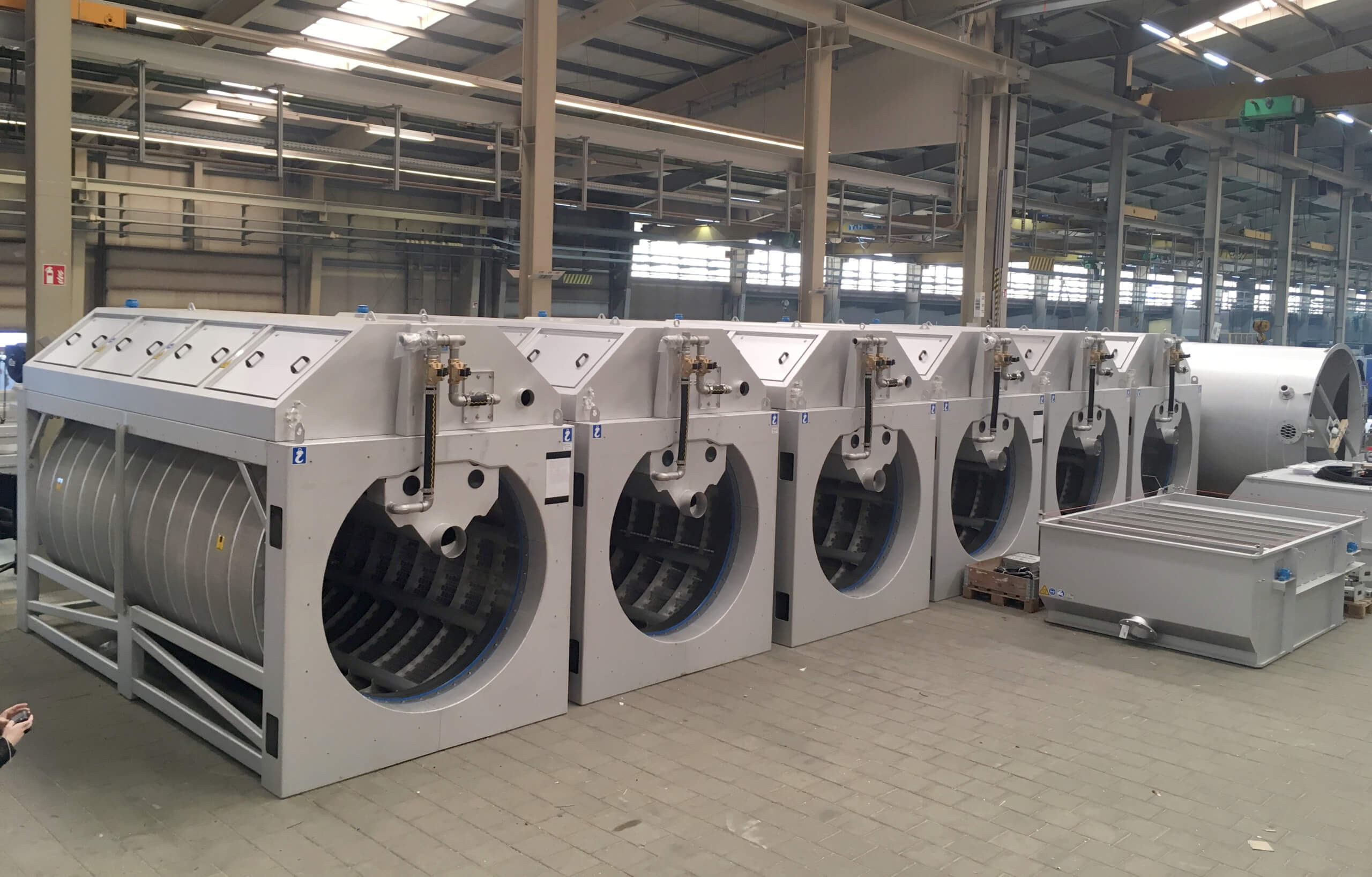 HUBER Drum Screen LIQUID in HUBER production: Diameter 2200 mm and length 4000 mm with fine stainless steel mesh for defraying the biological treatment stage.
 HUBER Drum Screen LIQUID in HUBER production: Diameter 2200 mm and length 4000 mm with fine stainless steel mesh for defraying the biological treatment stage.