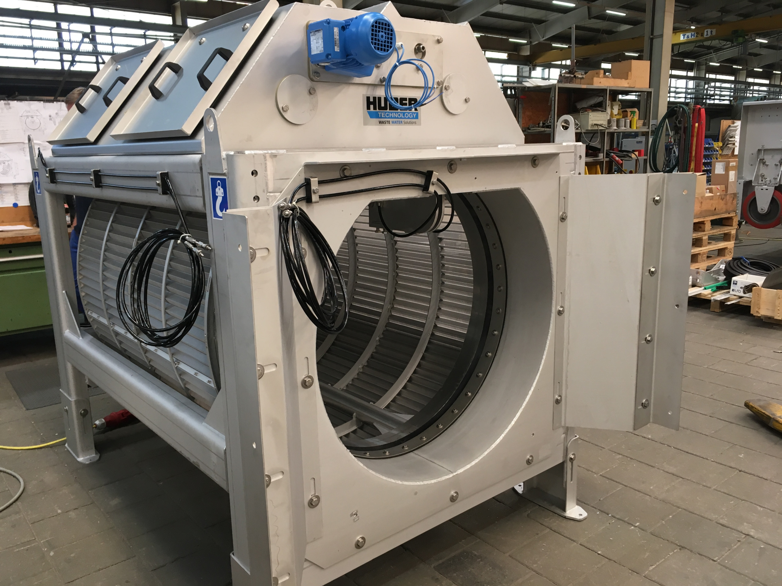 HUBER Drum Screen LIQUID STAR for protection of plate and hollow fibre membranes. 1 mm folded perforated plate for maximum hydraulic throughputs. HUBER Drum Screen LIQUID STAR for protection of plate and hollow fibre membranes. 1 mm folded perforated plate for maximum hydraulic throughputs.