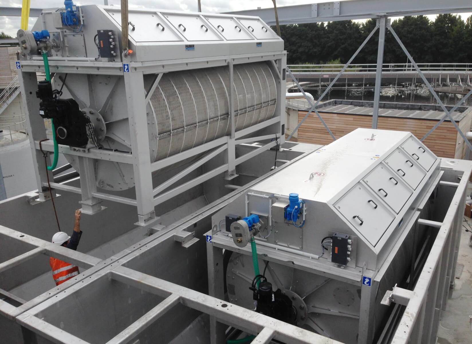 HUBER Drum Screen LIQUID Mesh during installation: Integrated service water supply makes external service water for main cleaning obsolete.
 HUBER Drum Screen LIQUID Mesh during installation: Integrated service water supply makes external service water for main cleaning obsolete.