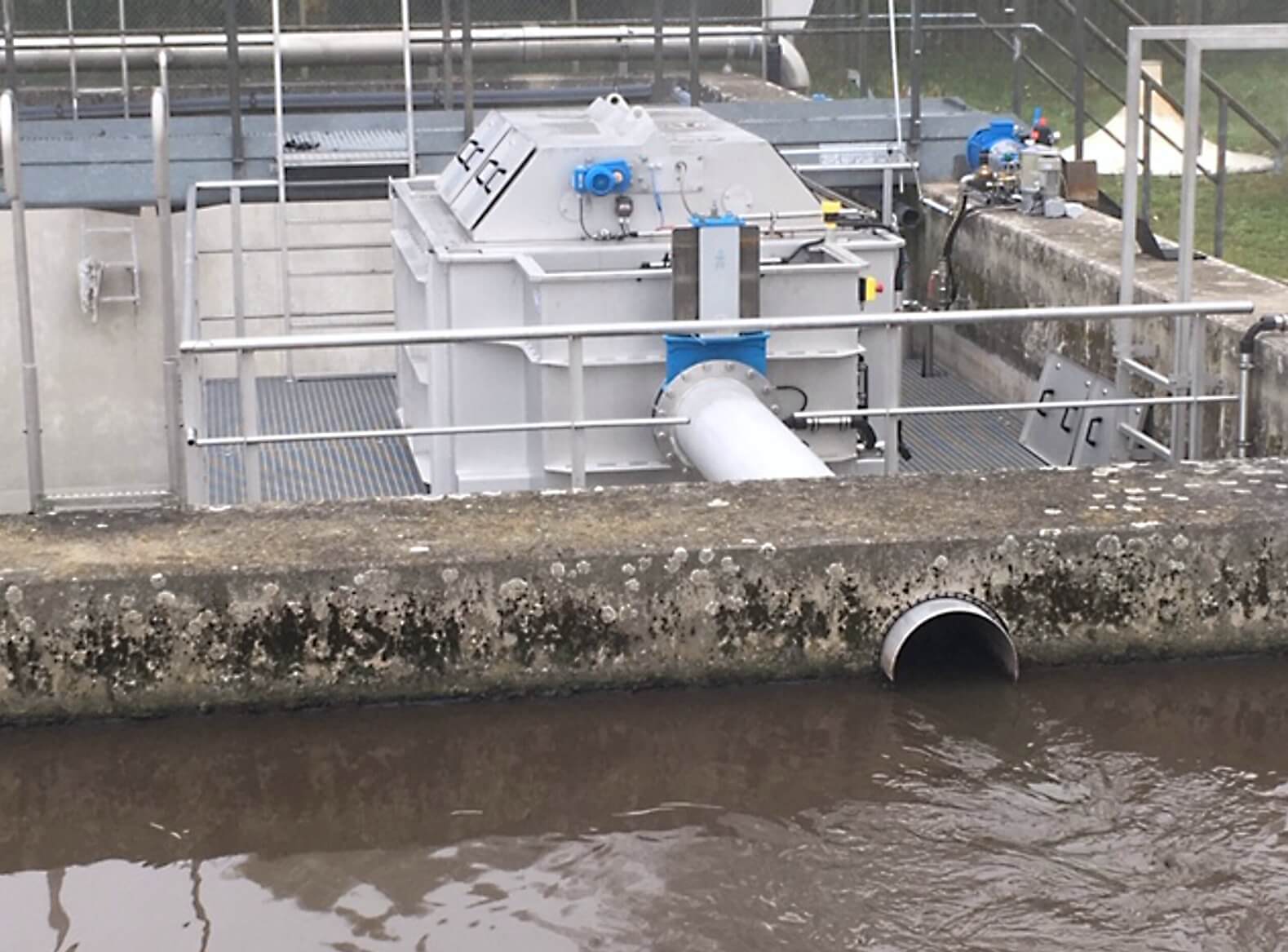 HUBER Drum Screen LIQUID Mesh instead of cost- and space-intensive primary sedimentation. Only 1/10 of the space required for primary sedimentation. HUBER Drum Screen LIQUID Mesh instead of cost- and space-intensive primary sedimentation. Only 1/10 of the space required for primary sedimentation.