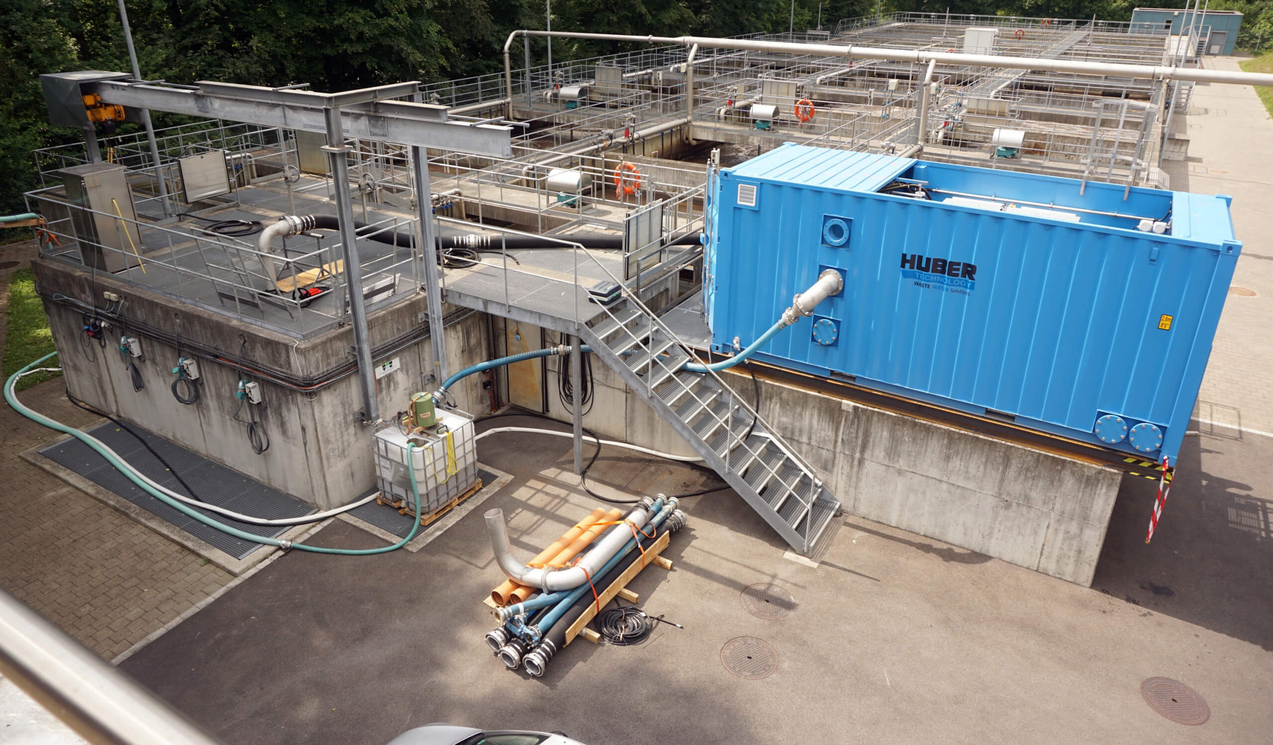 HUBER Drum Screen LIQUID trial machine in a container: 100% self-sufficient solution to determine the reduction effects on the biological treatment stage. HUBER Drum Screen LIQUID trial machine in a container: 100% self-sufficient solution to determine the reduction effects on the biological treatment stage.