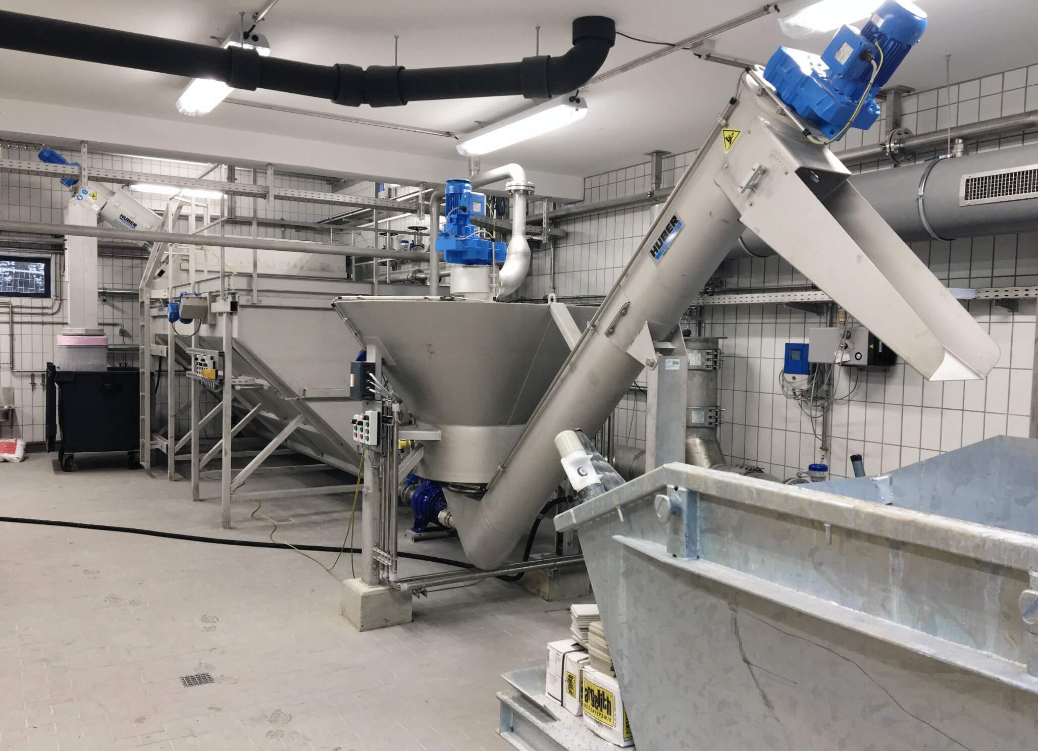 HUBER Complete Plant Hydro Duct ROTAMAT® Ro5 HD unit with pump discharge into a grit washing plant HUBER Complete Plant Hydro Duct ROTAMAT® Ro5 HD unit with pump discharge into a grit washing plant