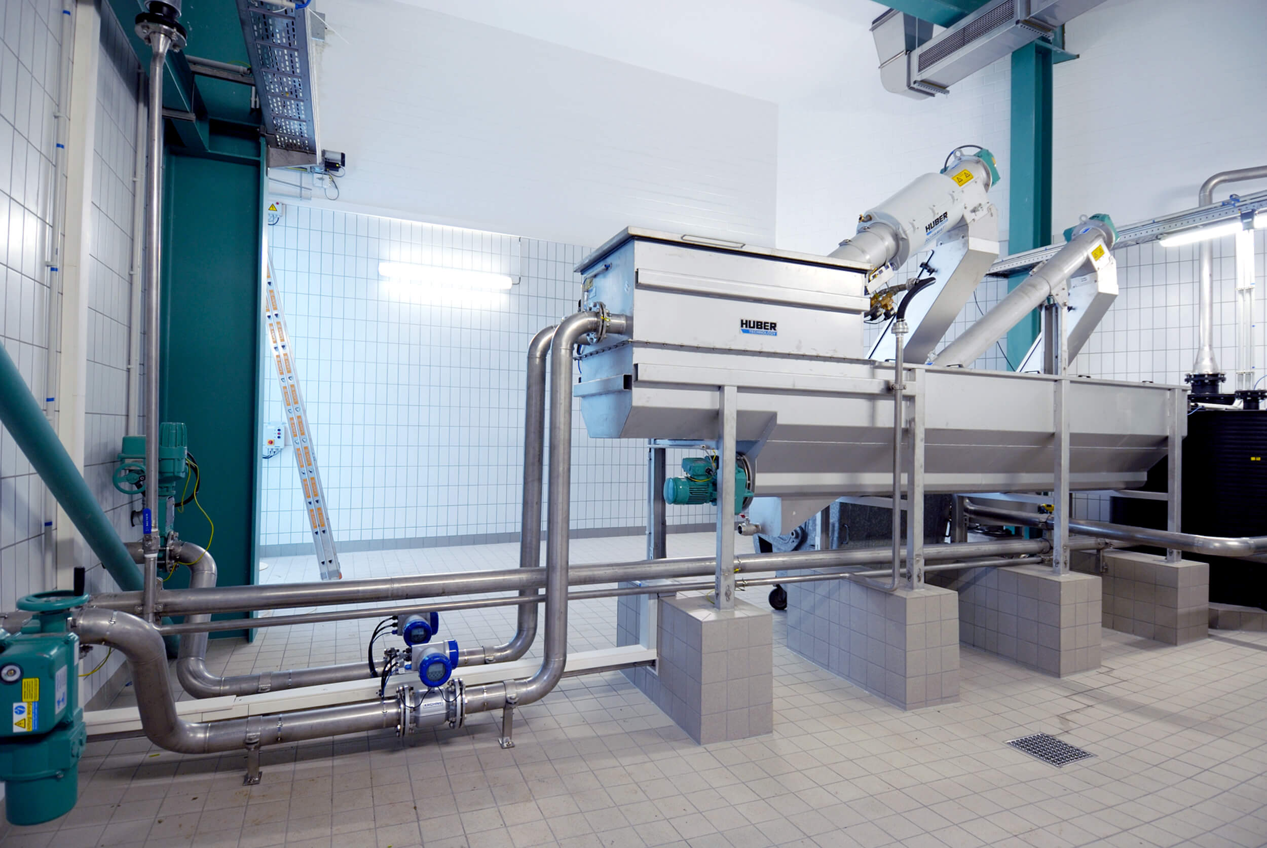 A clean and compact solution for the reception and treatment of septic sludge