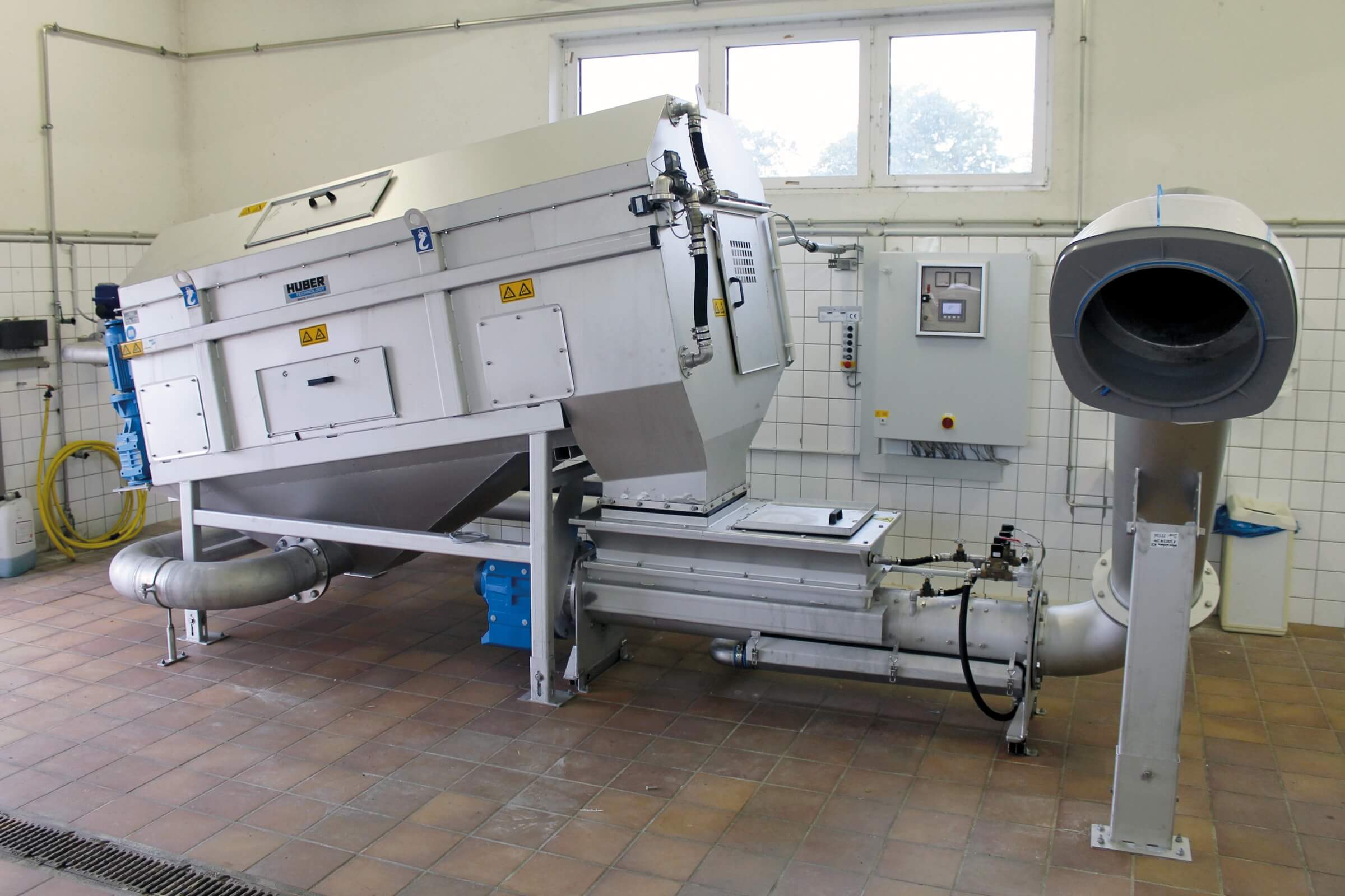 HUBER Fäkalannahmestation RotaShield® mit nachgeschalter HUBER Waschpresse WAP® HUBER Lösungen für Fäkalschlammannahme
