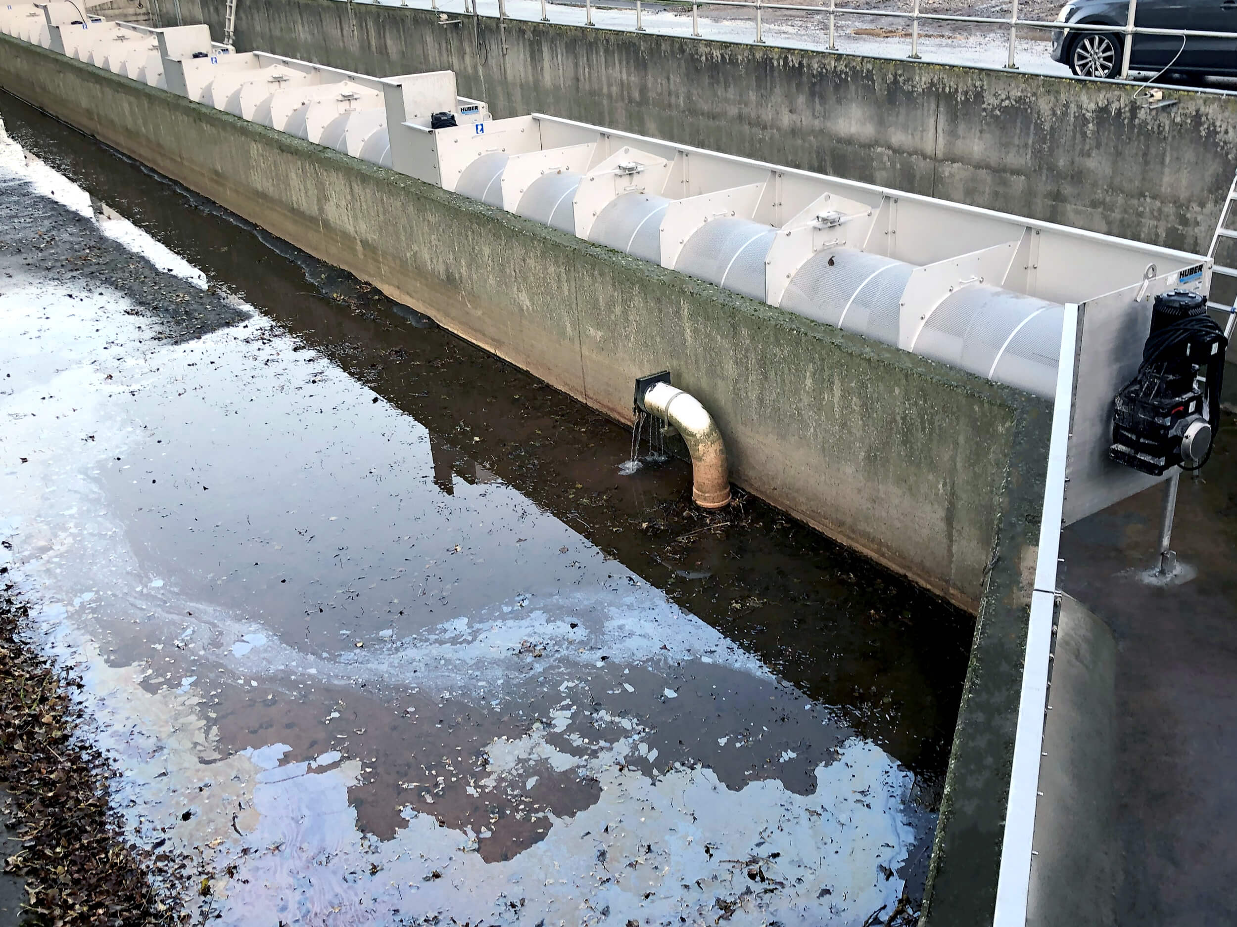 Several HUBER Storm Screen ROTAMAT® RoK2 arranged in a row with a total screen length of 30 m.