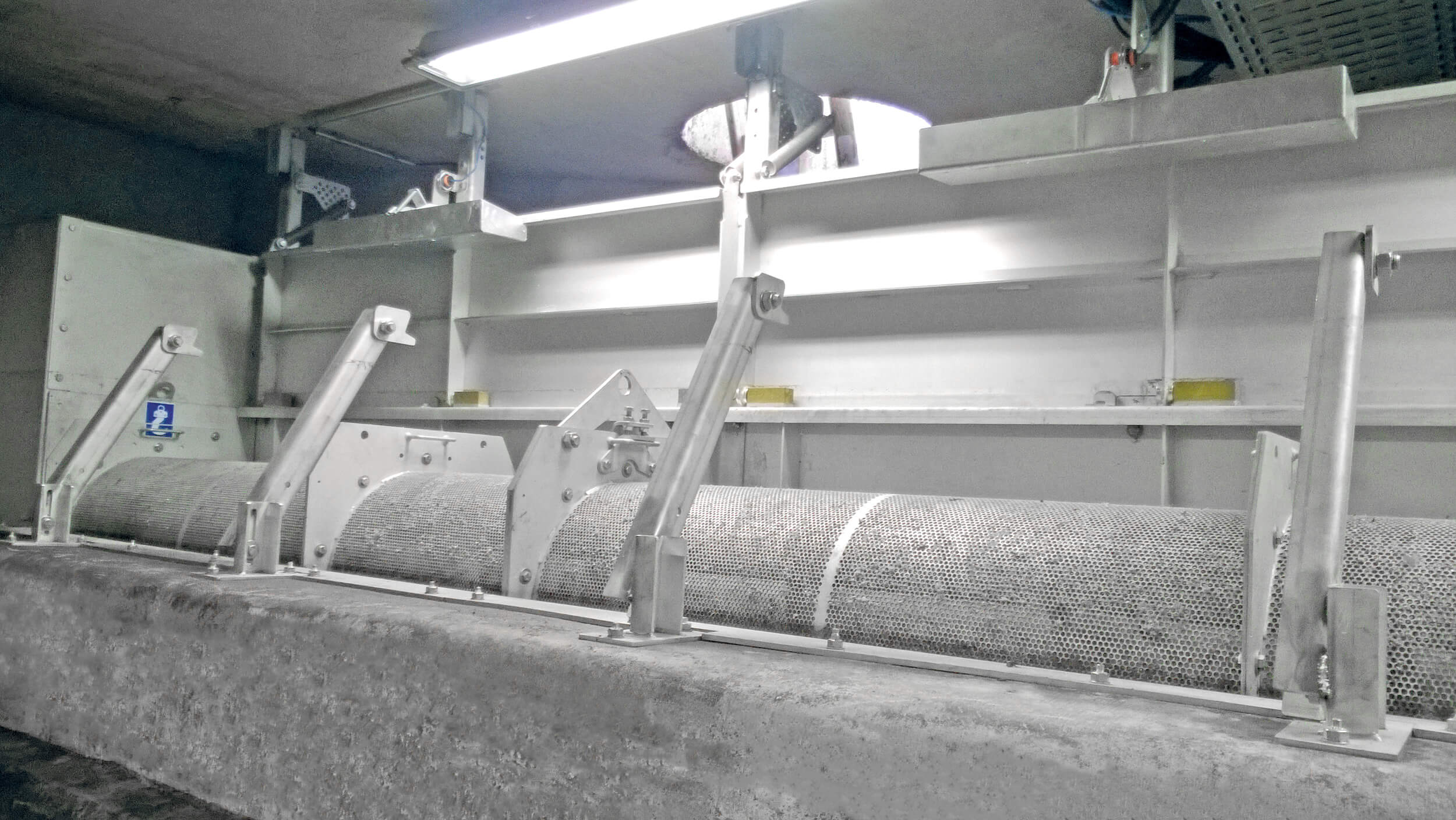 View of the upstream side and lateral screenings discharge opening View of the upstream side and lateral screenings discharge opening