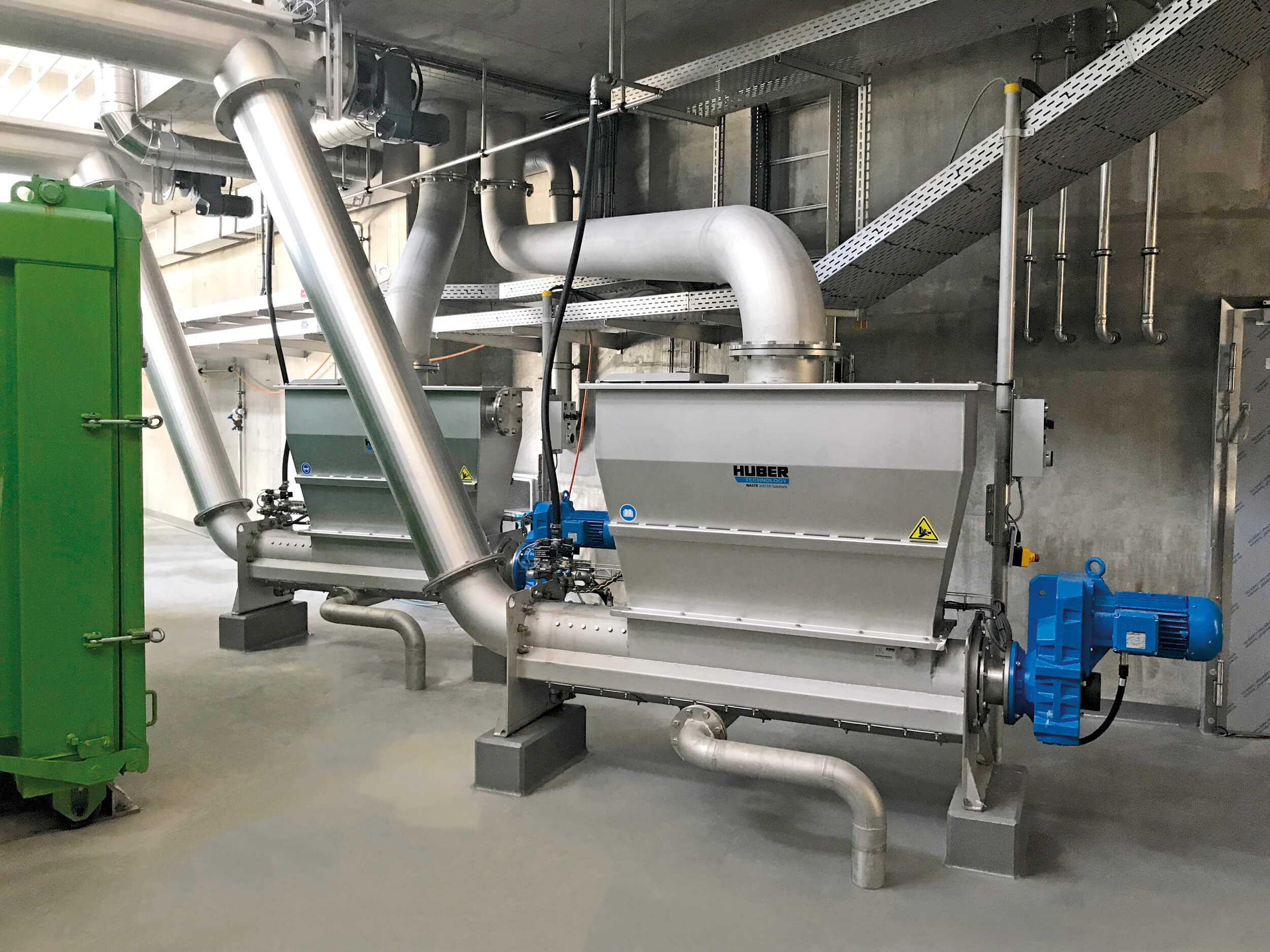 HUBER Wash Press WAP L with launder channel feed by a closed downpipe HUBER Wash Press WAP L with launder channel feed by a closed downpipe