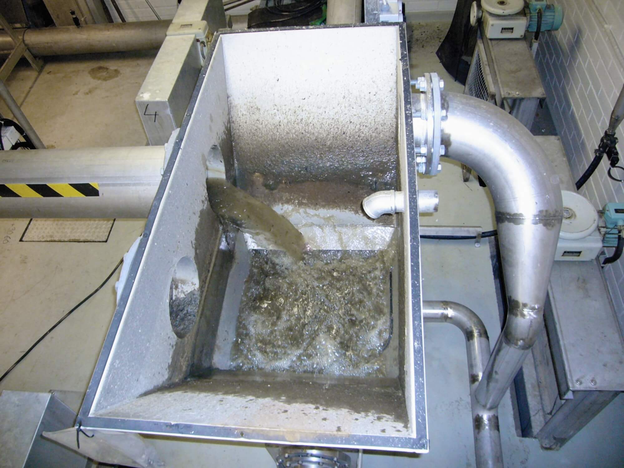 Launder channel feed: The flushing water serves also as wash water. Launder channel feed: The flushing water serves also as wash water.
