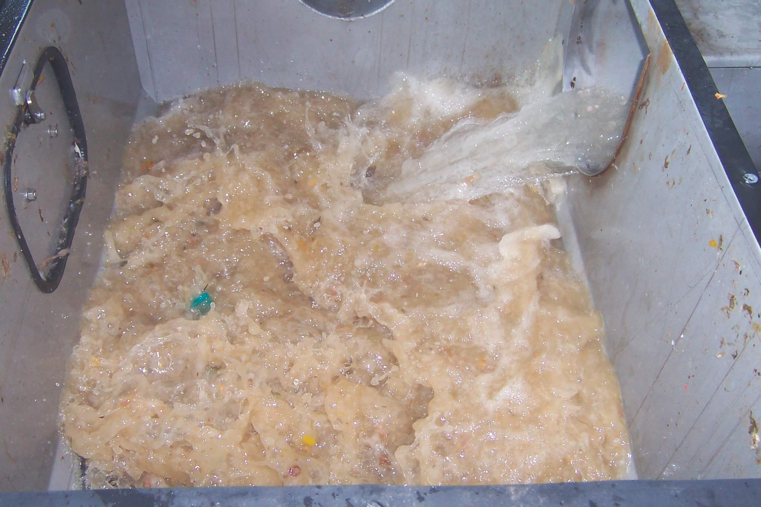 Highly turbulent full water bath for screenings washing ensures a maximum washing degree and thus best dewatering performance High turbulence in the launder tank during impeller operation