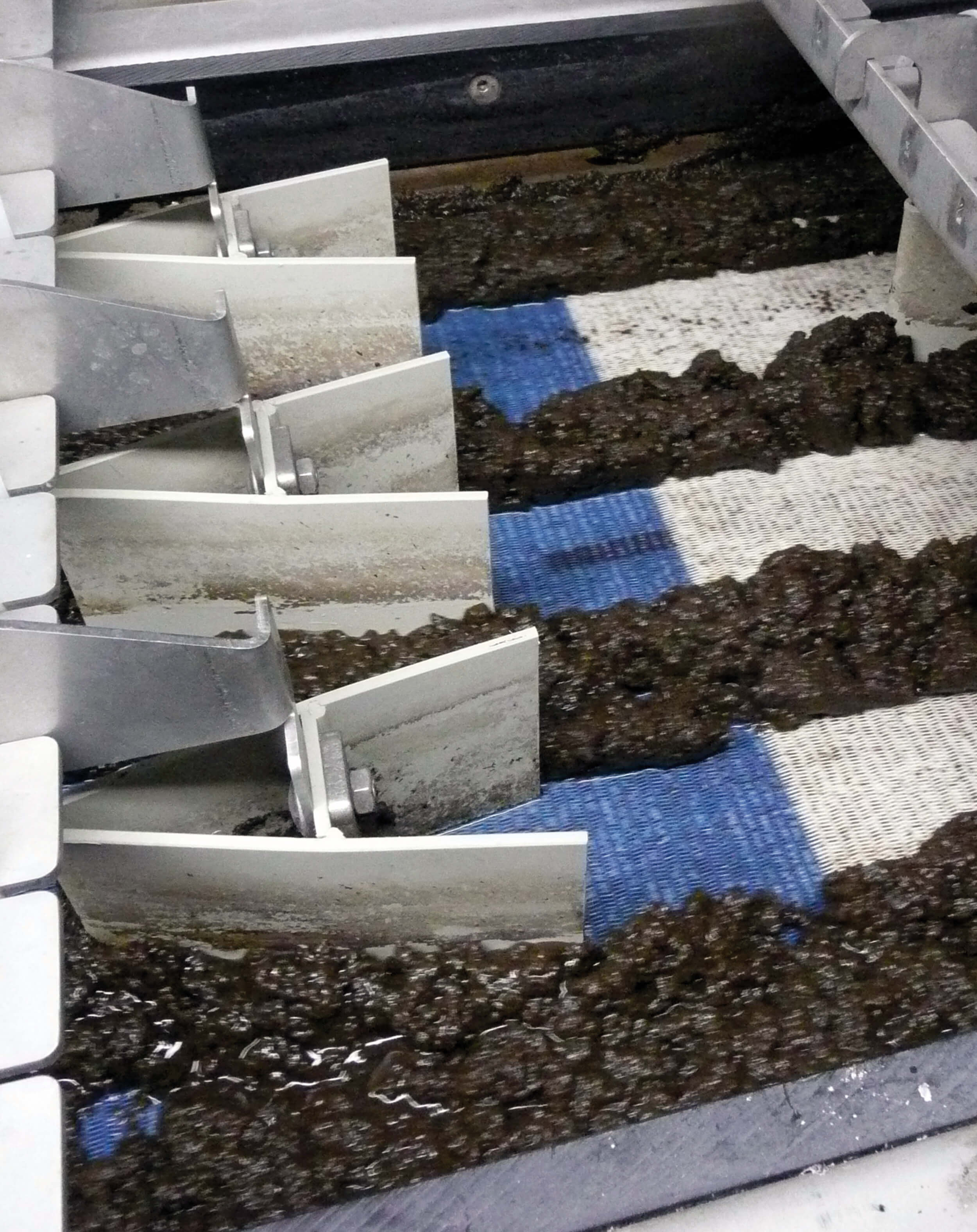 img-prod-drainbelt-04 Schwimmende Schikanen schichten den Schlamm um und schaffen freie Siebfläche für den Filtratablauf