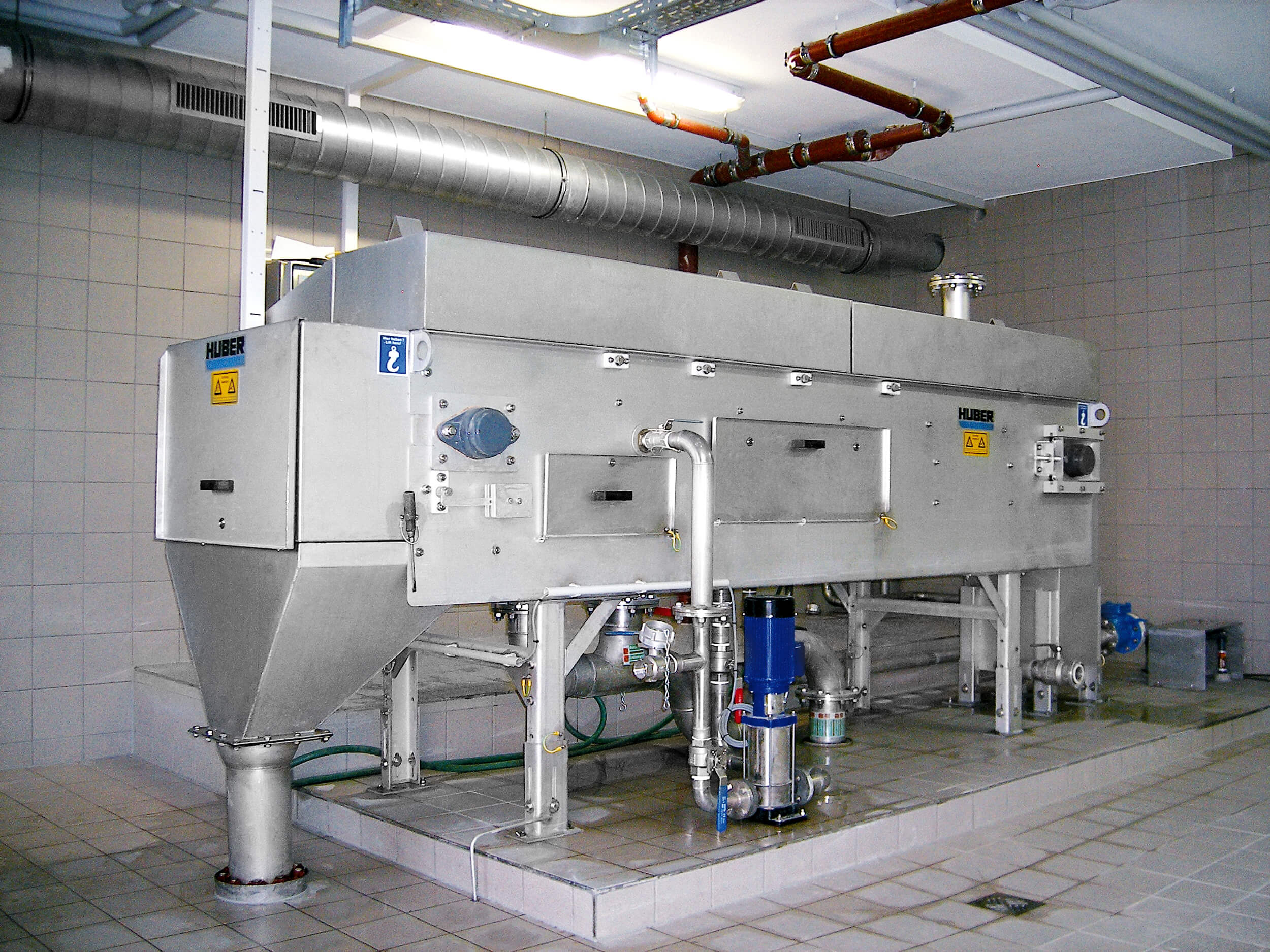 Belt washing with filtrate water as spray water Belt washing with filtrate water as spray water