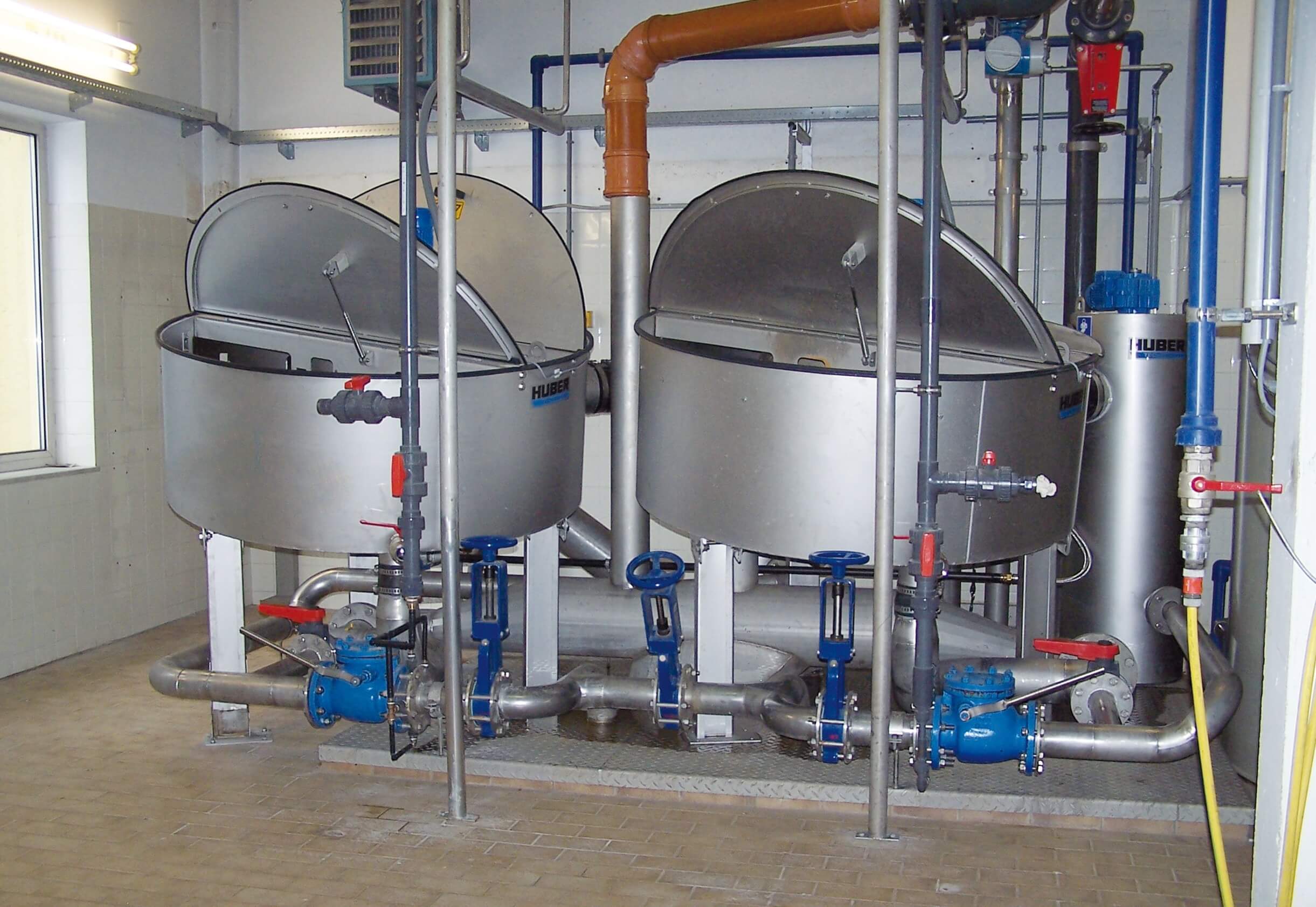 The HUBER Disc Thickener S-DISC for an easy and safe thickening of sludge.  Two units installed in confined space