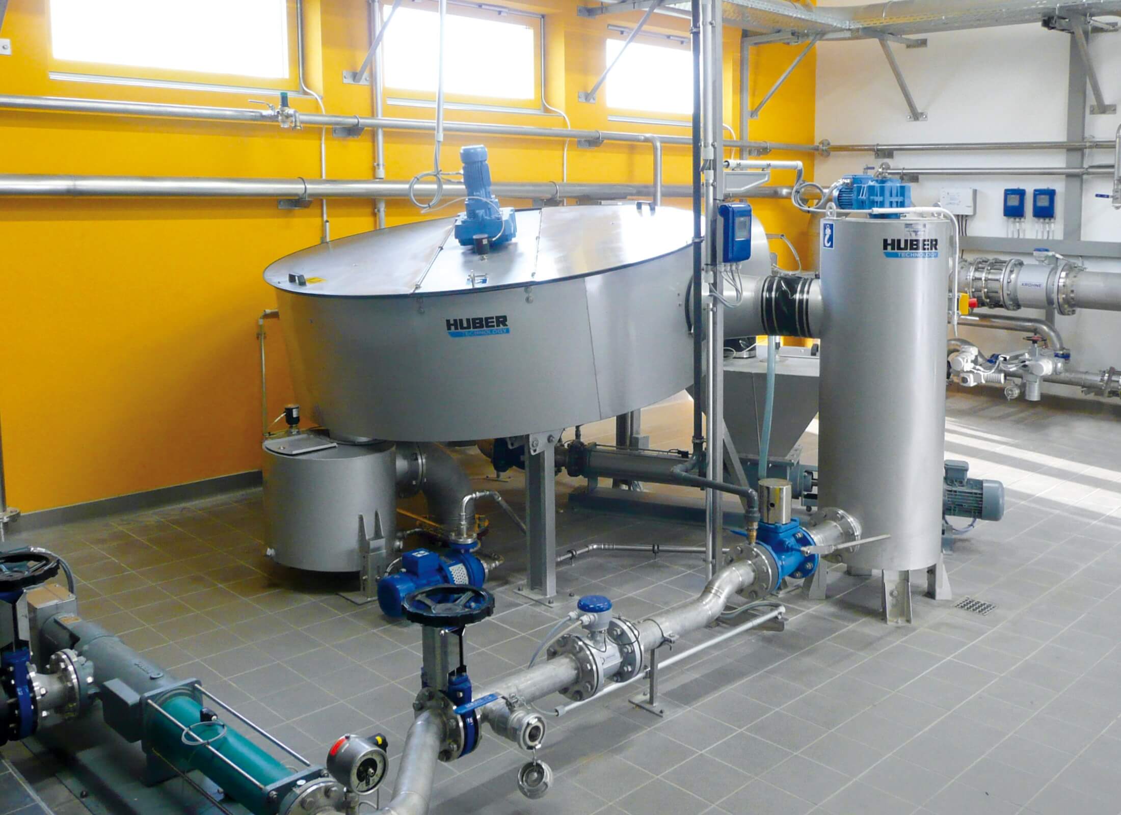 Filtrate storage tank and spray water pump for water recycling Filtrate storage tank and spray water pump for water recyclin