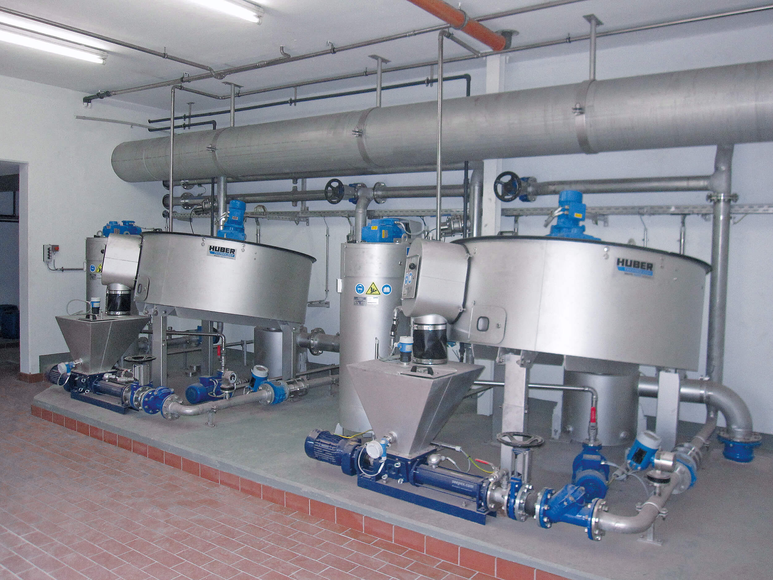 Efficient sludge thickening with completely enclosed machine