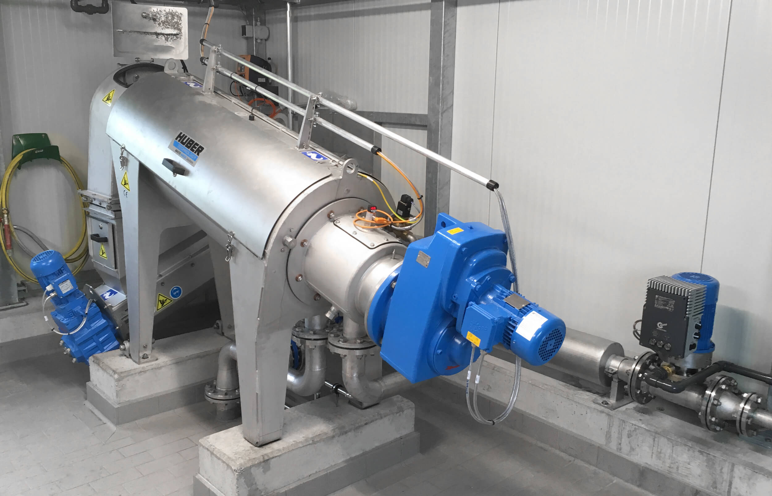 Eine Schlammentwässerung reduziert Volumen und Gewicht und vermindert die Entsorgungskosten für den Schlamm erheblich.  Q-PRESS® 280 zur Entwässerung von störstoffhaltigen Schlamm aus Erdbecken