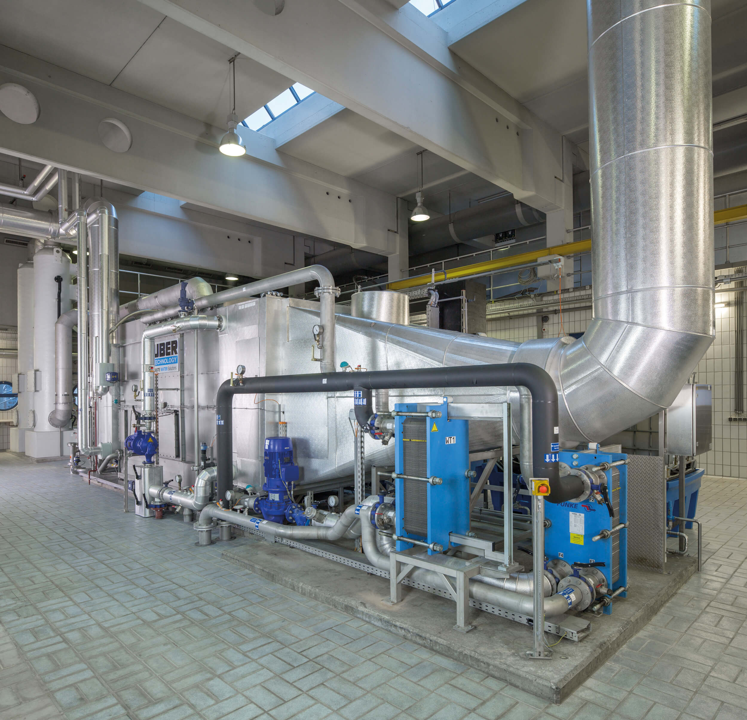 Condensation stage with heat extraction and fully automatic heat exchanger cleaning Condensation stage with heat extraction and fully automatic heat exchanger cleaning