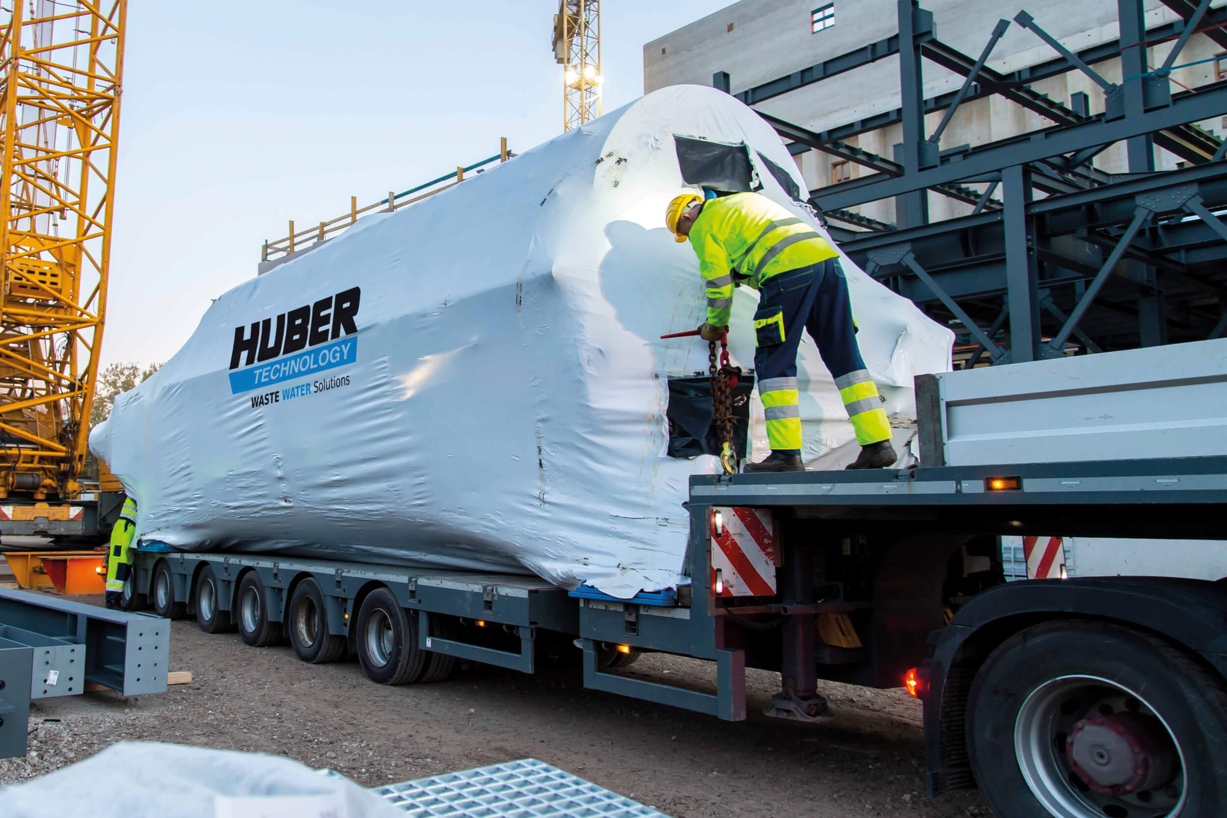 Vorbereitungen zum Einhub eines Scheibentrockners Vorbereitungen zum Einhub eines Scheibentrockners
