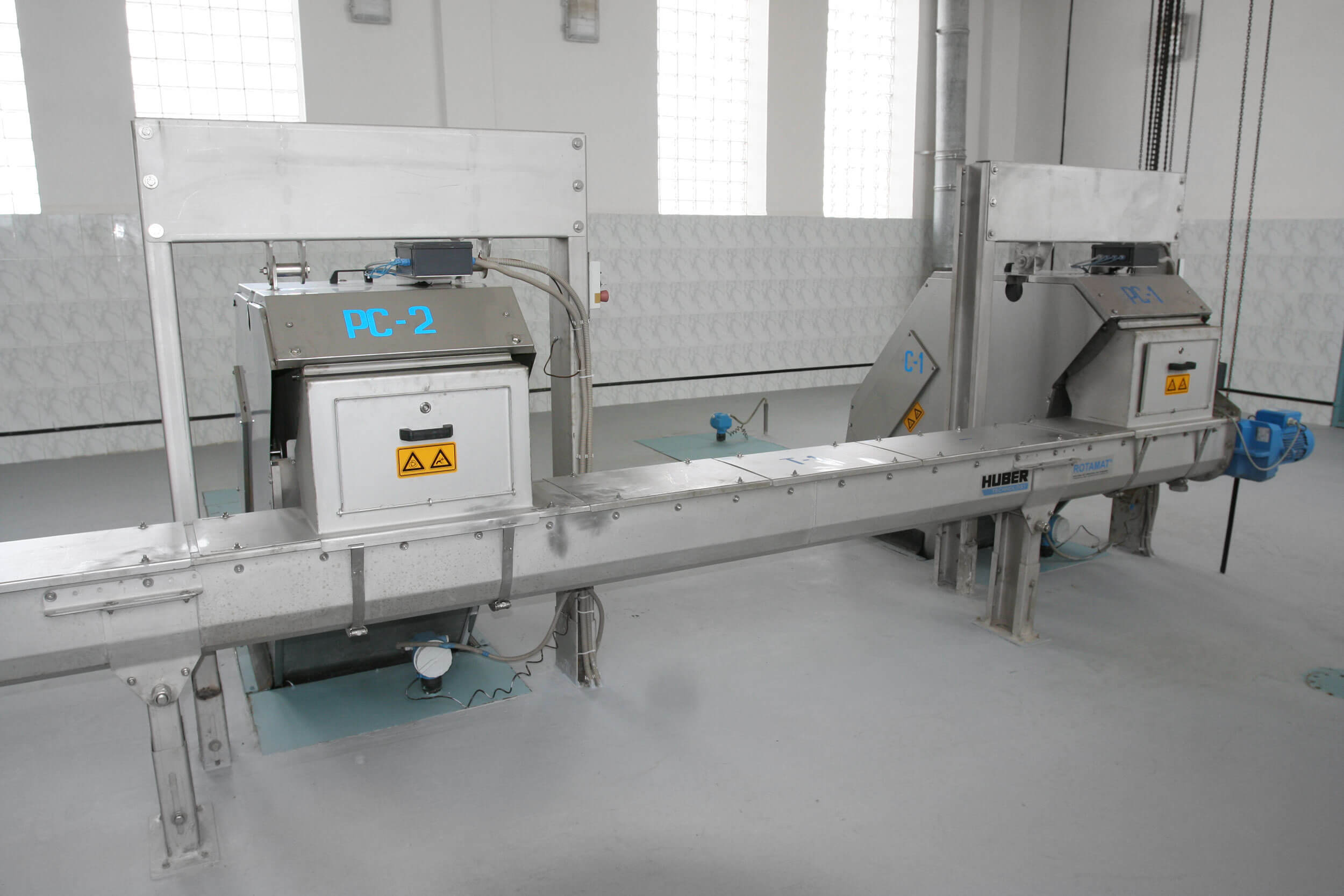 Transport von Rechengut und Siebgut mit optimal angepasster Fördertechnik  Förderung von Rechengut mit zwei parallel einwerfenden Rechen