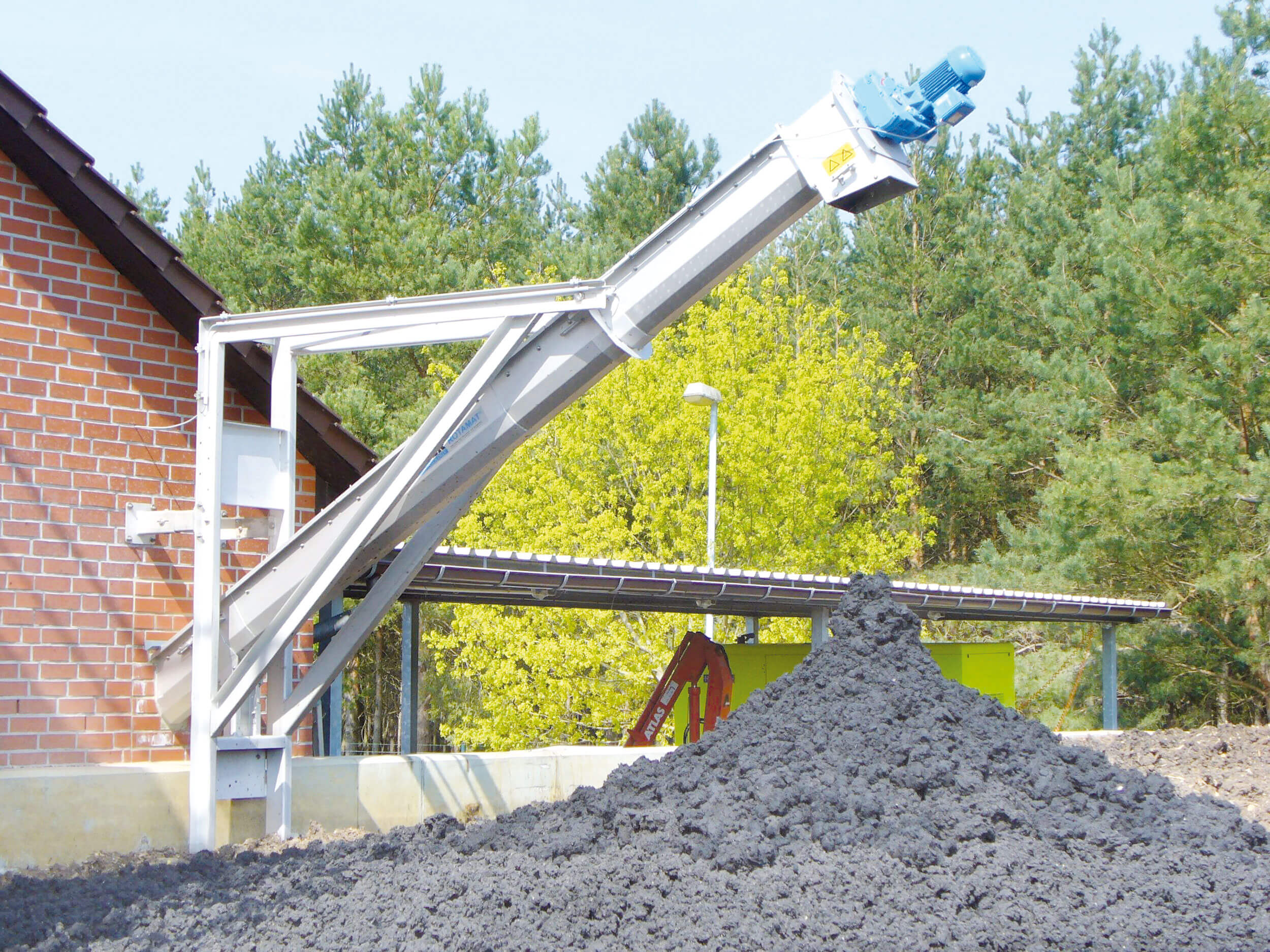 Reliable transport of dewatered and dried sludge HUBER Screw Conveyor Ro8 T after a sludge dewatering system