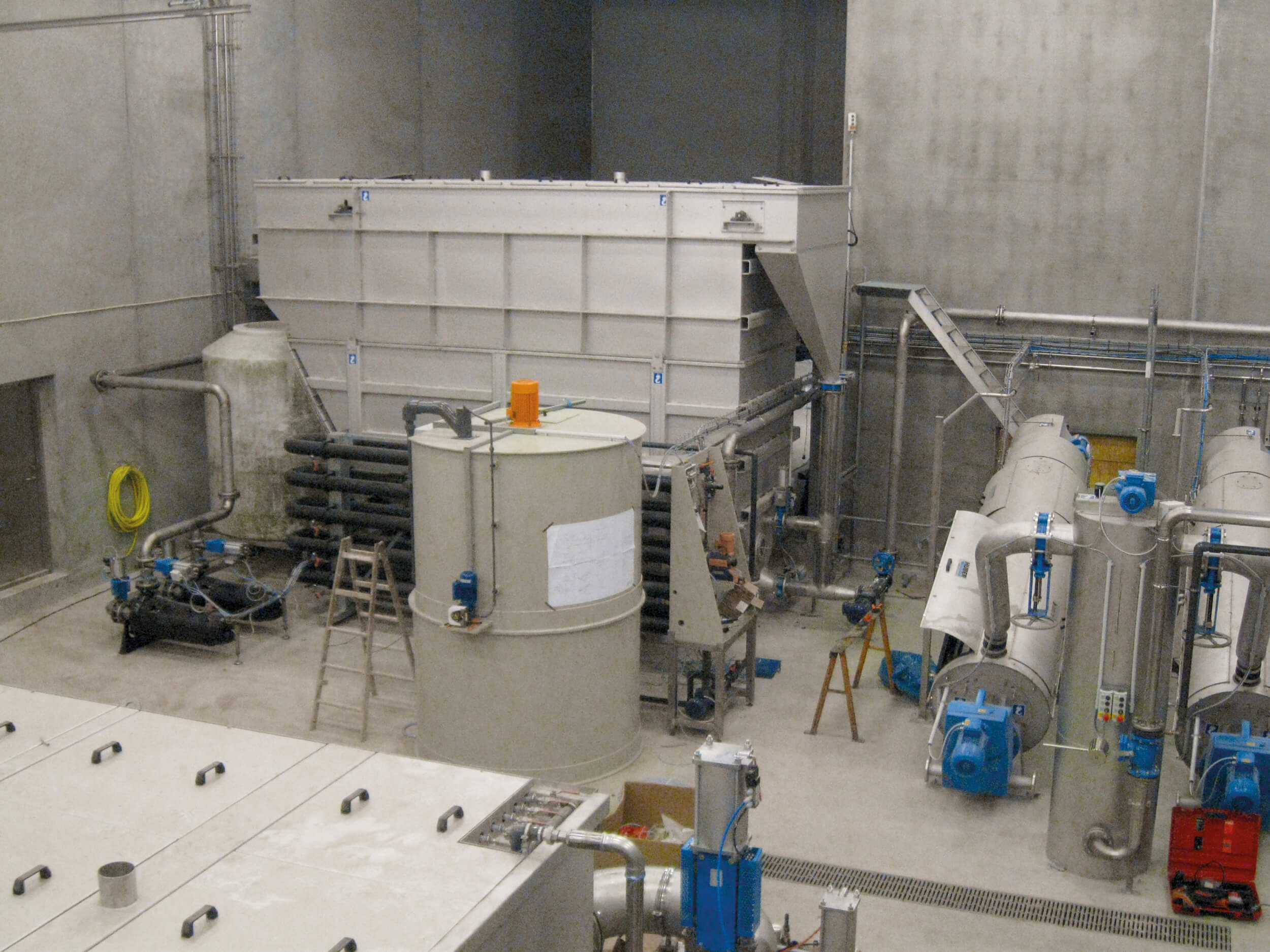 HUBER Druckentspannungsflotation HDF mit HUBER Schneckenpresse betriebsbereit installiert