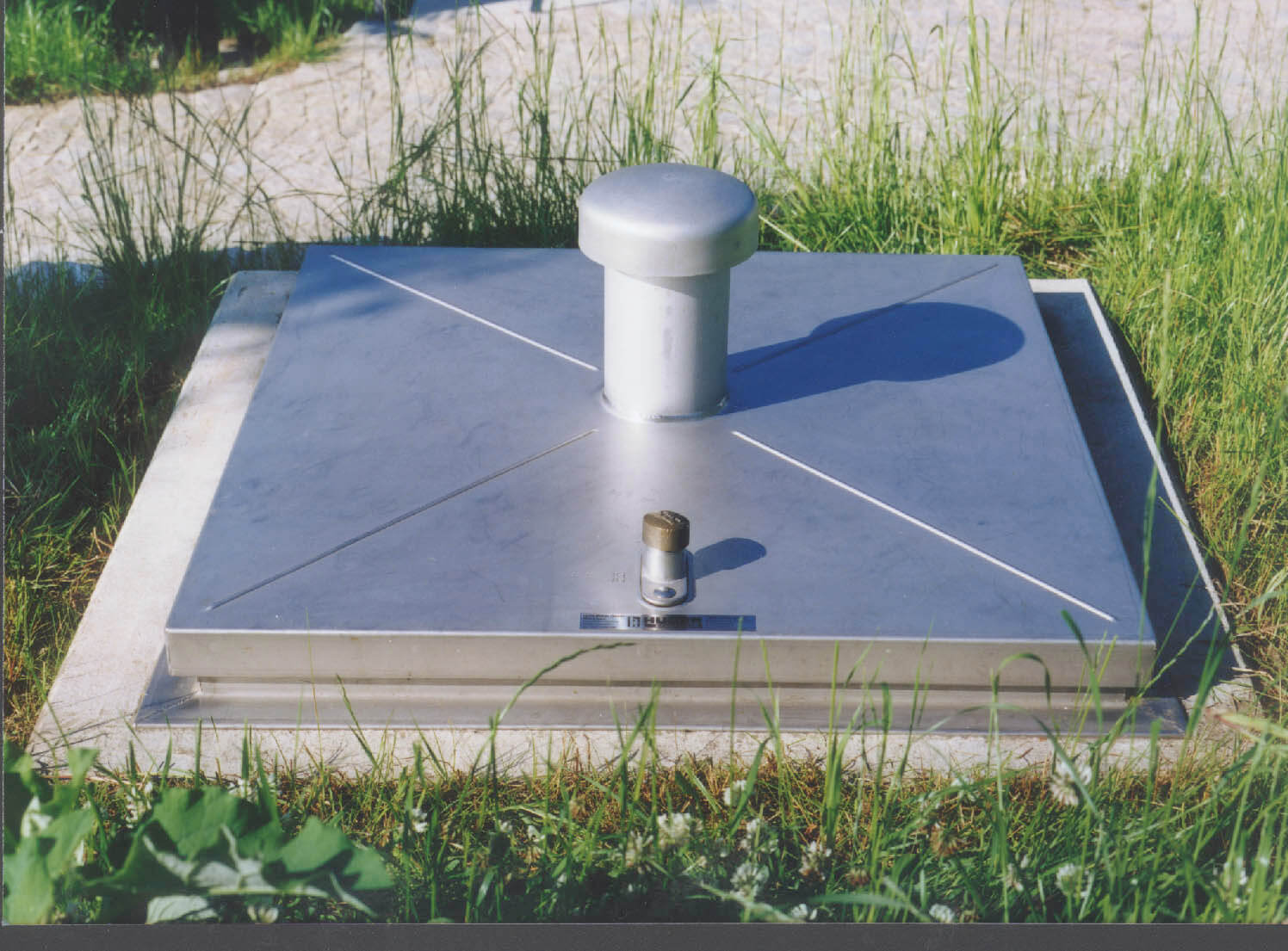 HUBER manhole cover SD1 with air vent, daywaterproof HUBER manhole cover SD1 with air vent, daywaterproof