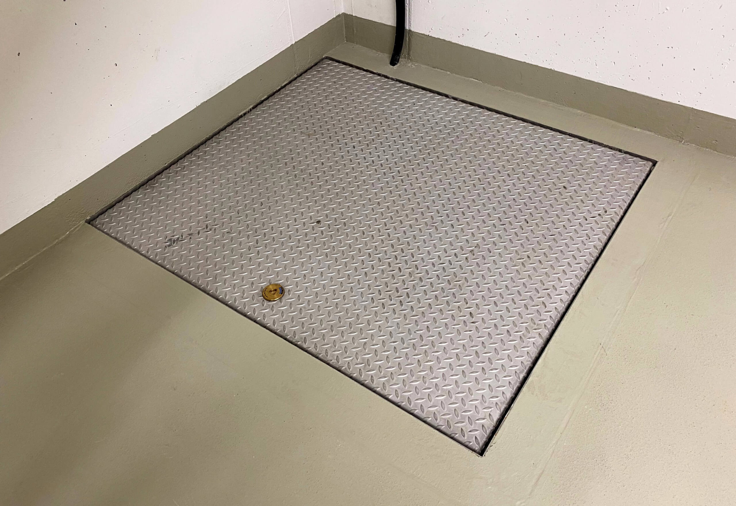 HUBER manhole cover SD11 in a building HUBER manhole cover SD11 in a building