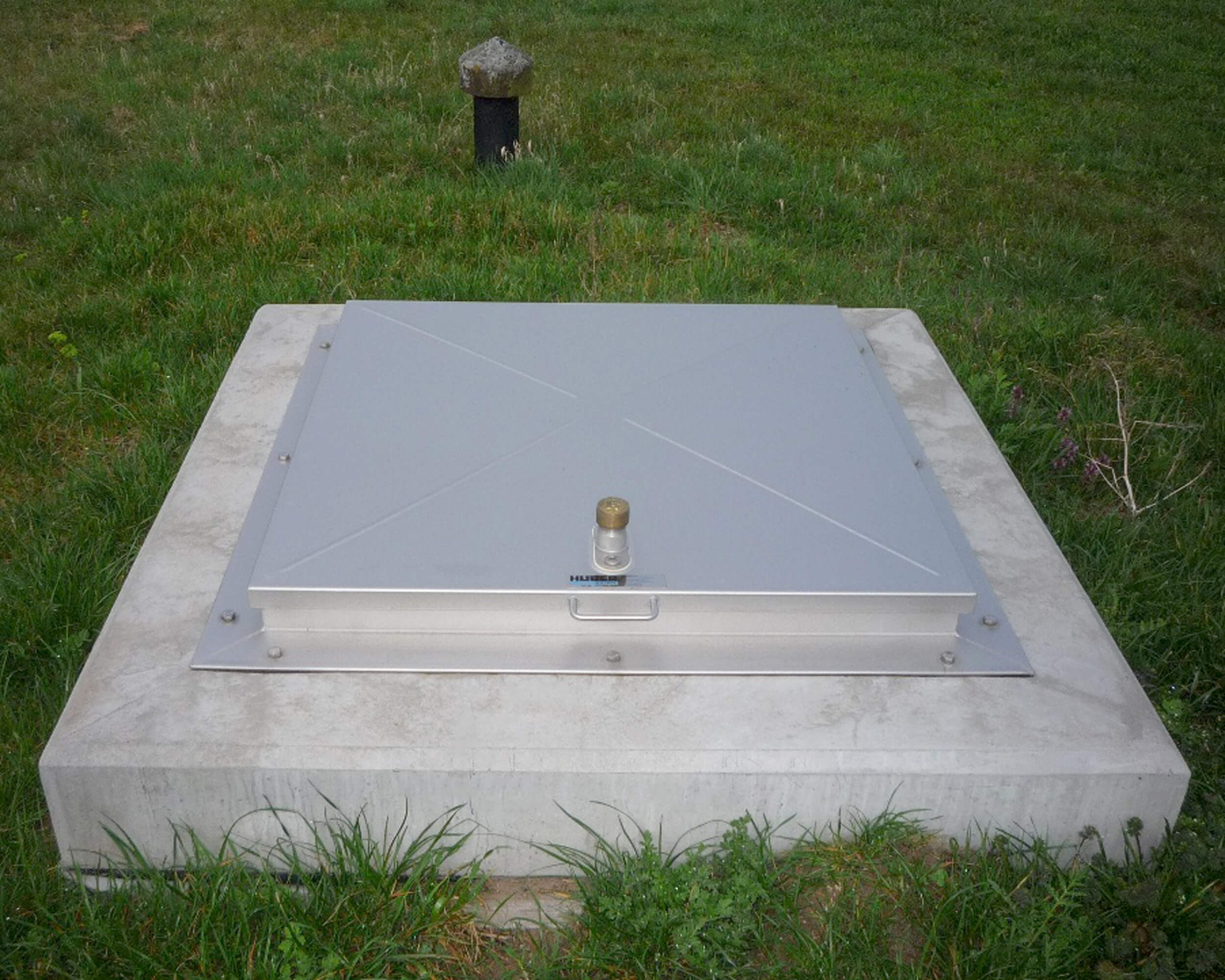 HUBER weatherproof manhole cover SD1.P, premium model, rectangular type HUBER weatherproof manhole cover SD1.P, premium model, rectangular type