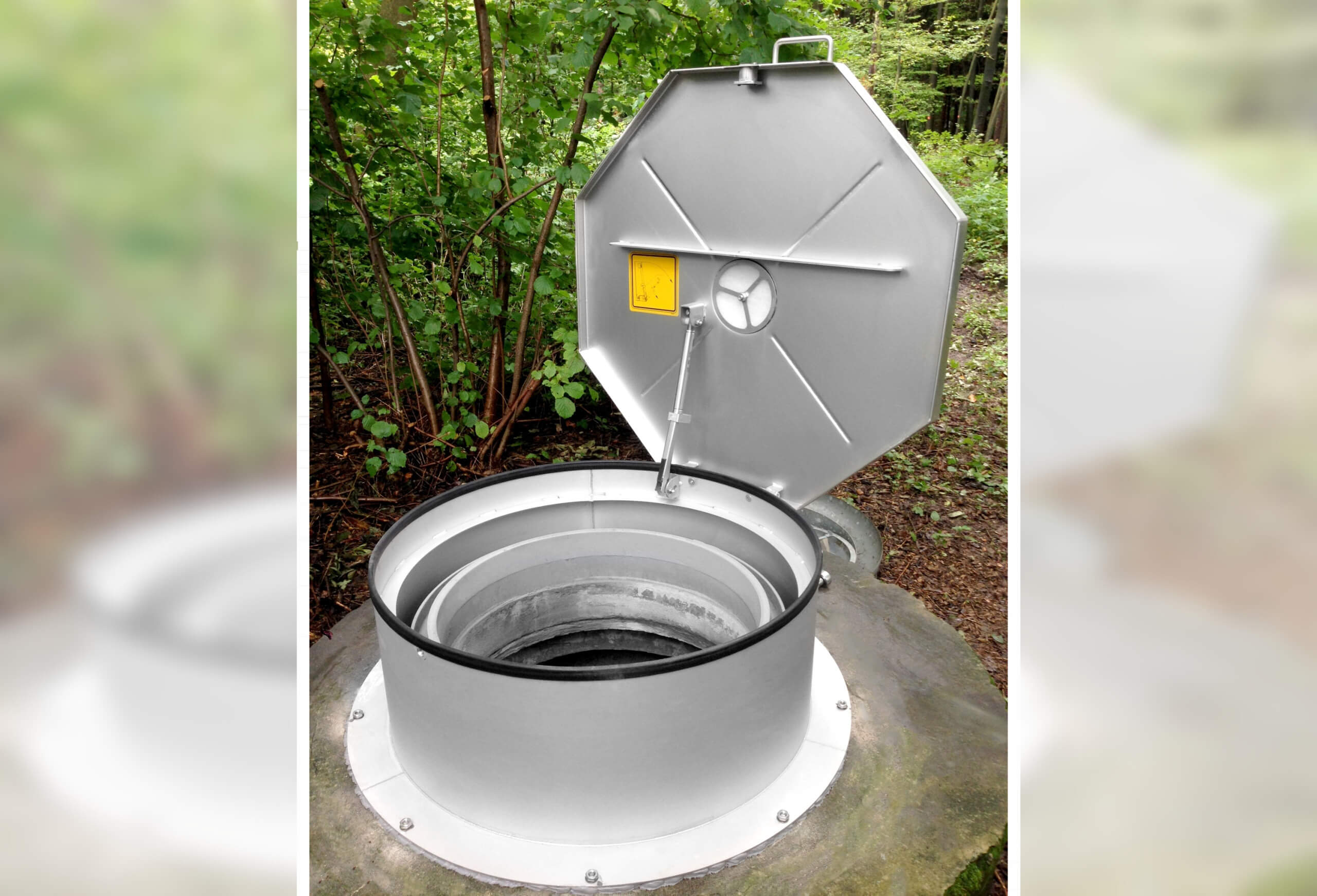 HUBER manhole cover SD2 with raised frame and pollen filter in the hood HUBER manhole cover SD2 with raised frame and pollen filter in the hood