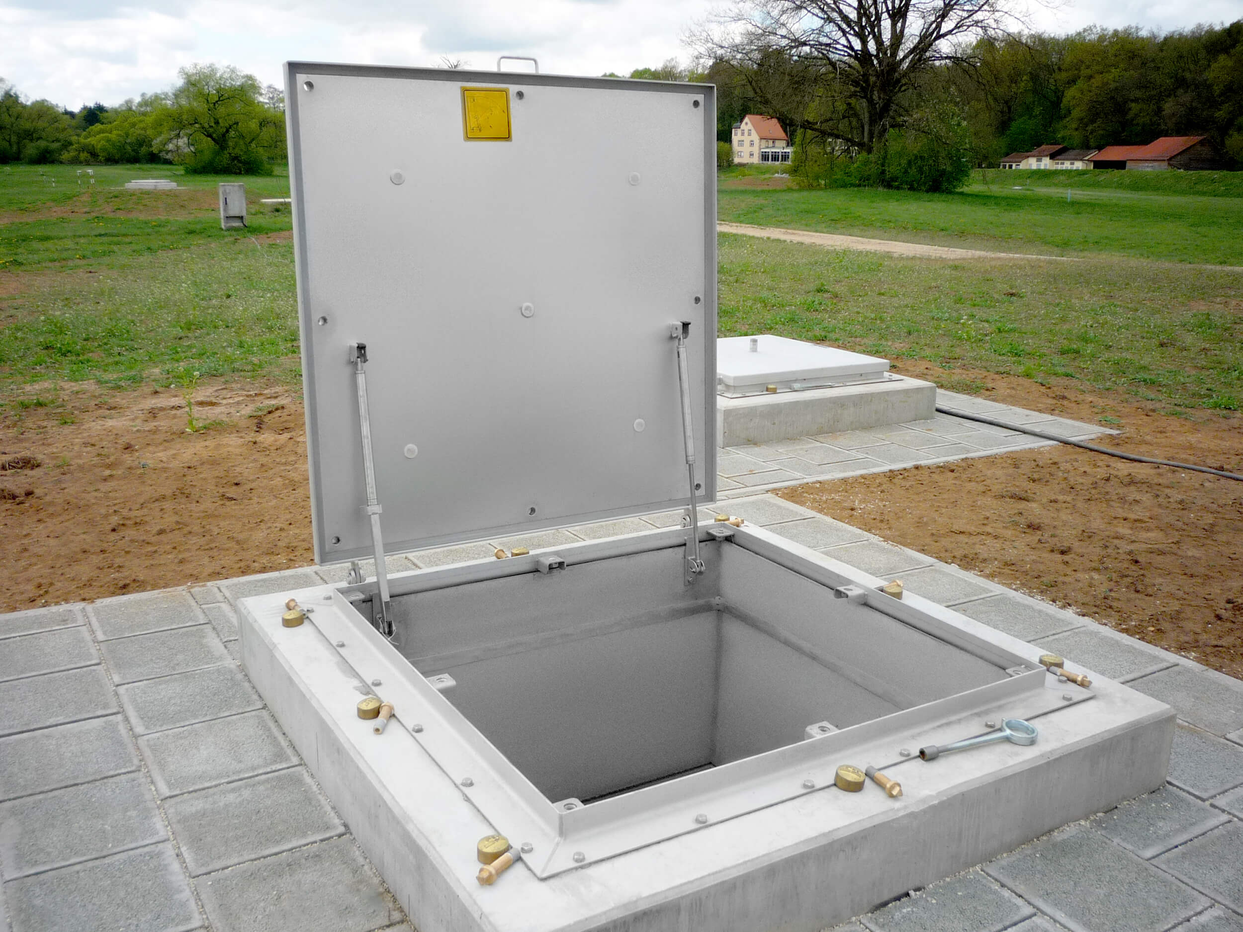 Insulated HUBER  manhole cover SD5, opened Insulated HUBER  manhole cover SD5, opened