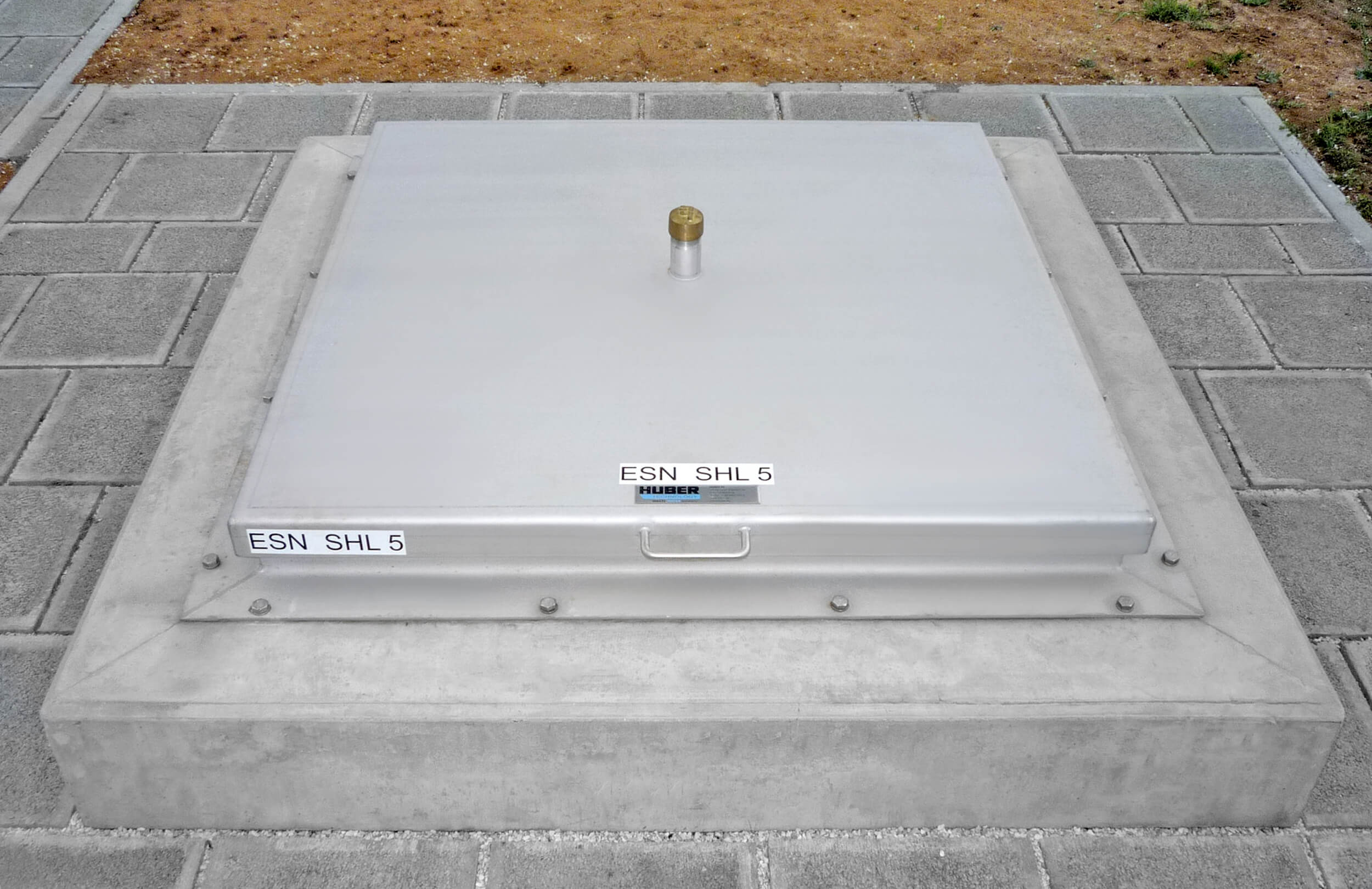 HUBER manhole cover SD5 with central lock HUBER manhole cover SD5 with central lock