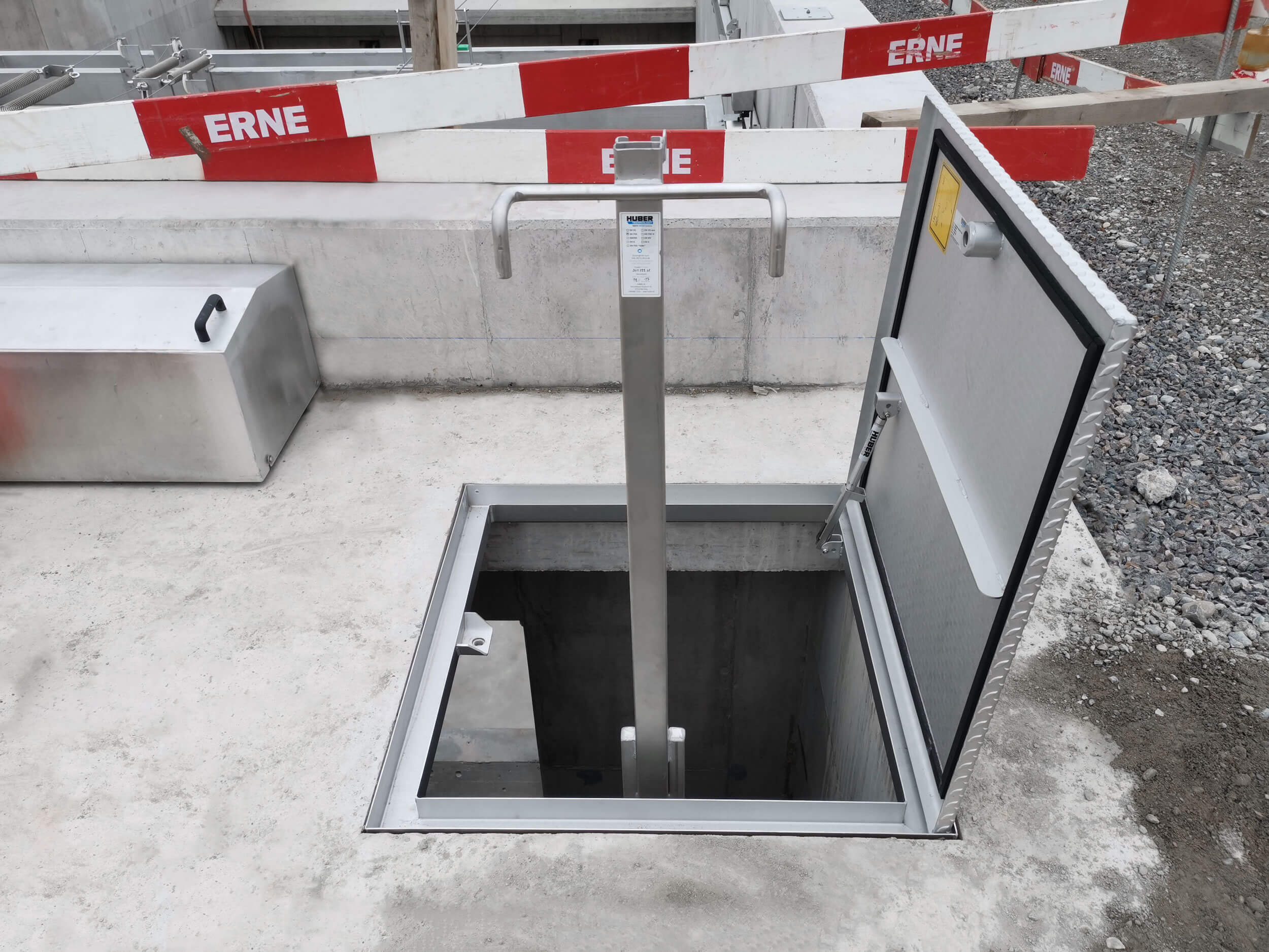 Insertable HUBER entrance aid with guard rail EH FSS and with additional pivoted design, type EH FSS D Insertable HUBER entrance aid EH FSS and pivoted EH FSSD with HUBER manhole cover SD11
