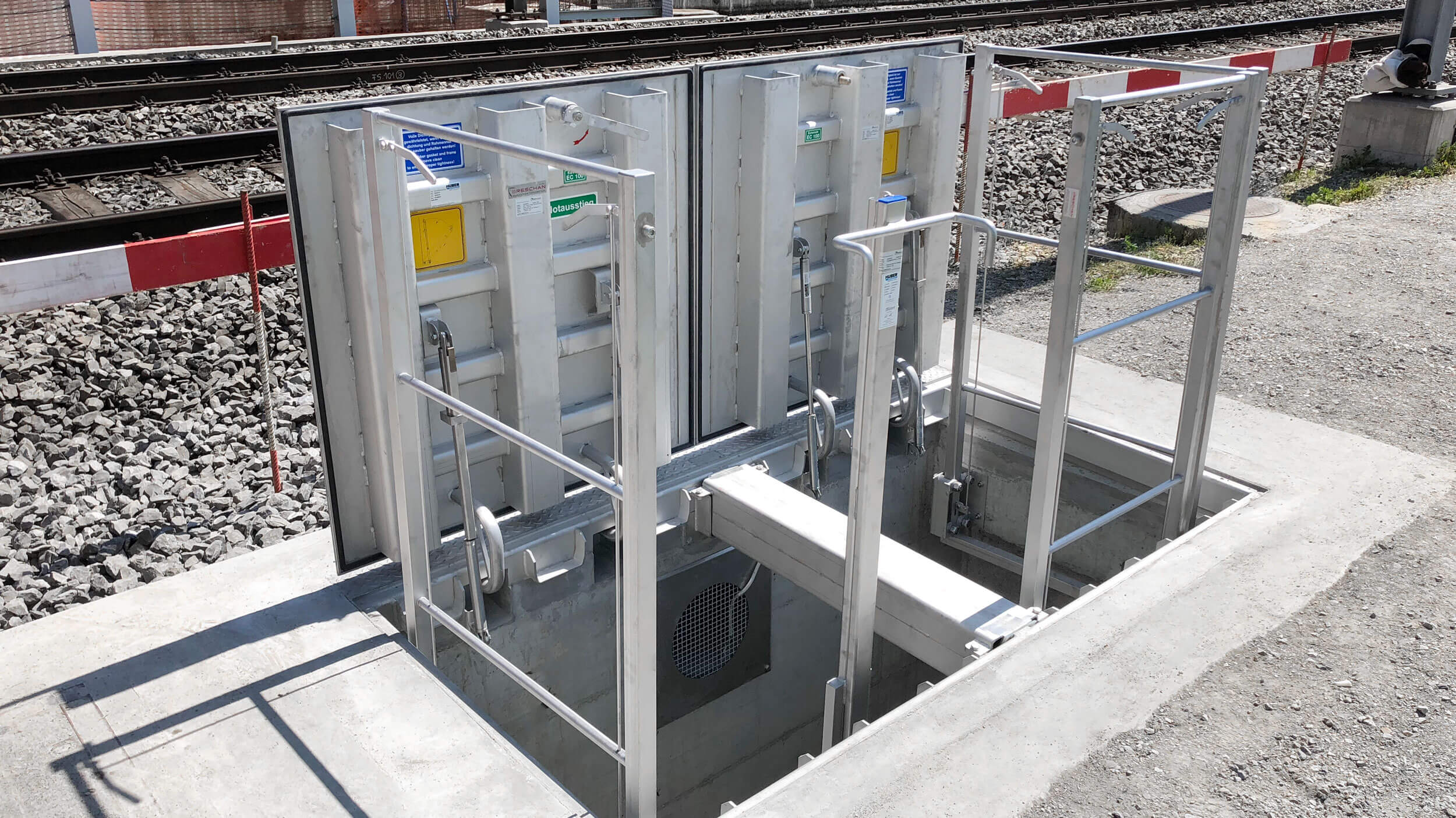 Manhole Safety Insertable HUBER entrance aid with guard rail EH FSS and with additional pivoted design, type EH FSS D