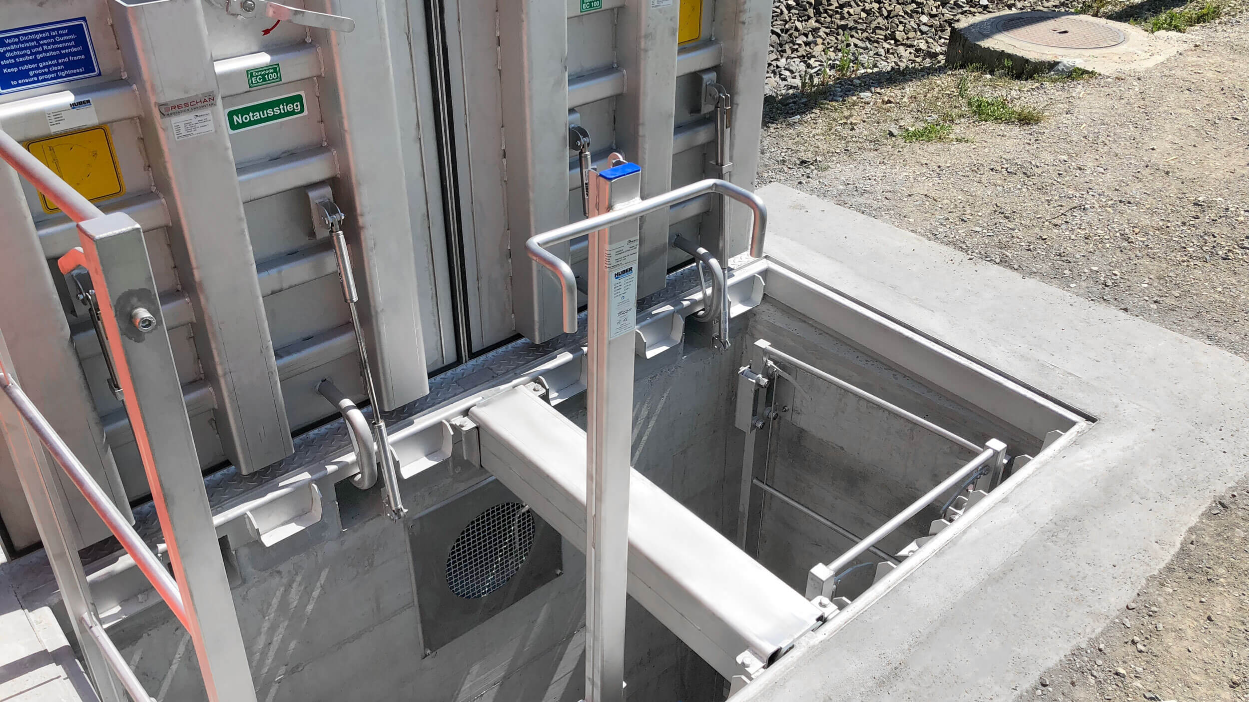 Insertable HUBER entrance aid with guard rail EH FSS and with additional pivoted design, type EH FSS D, here with manhole cover SD7 Insertable HUBER entrance aid with guard rail EH FSS and with additional pivoted design, type EH FSS D